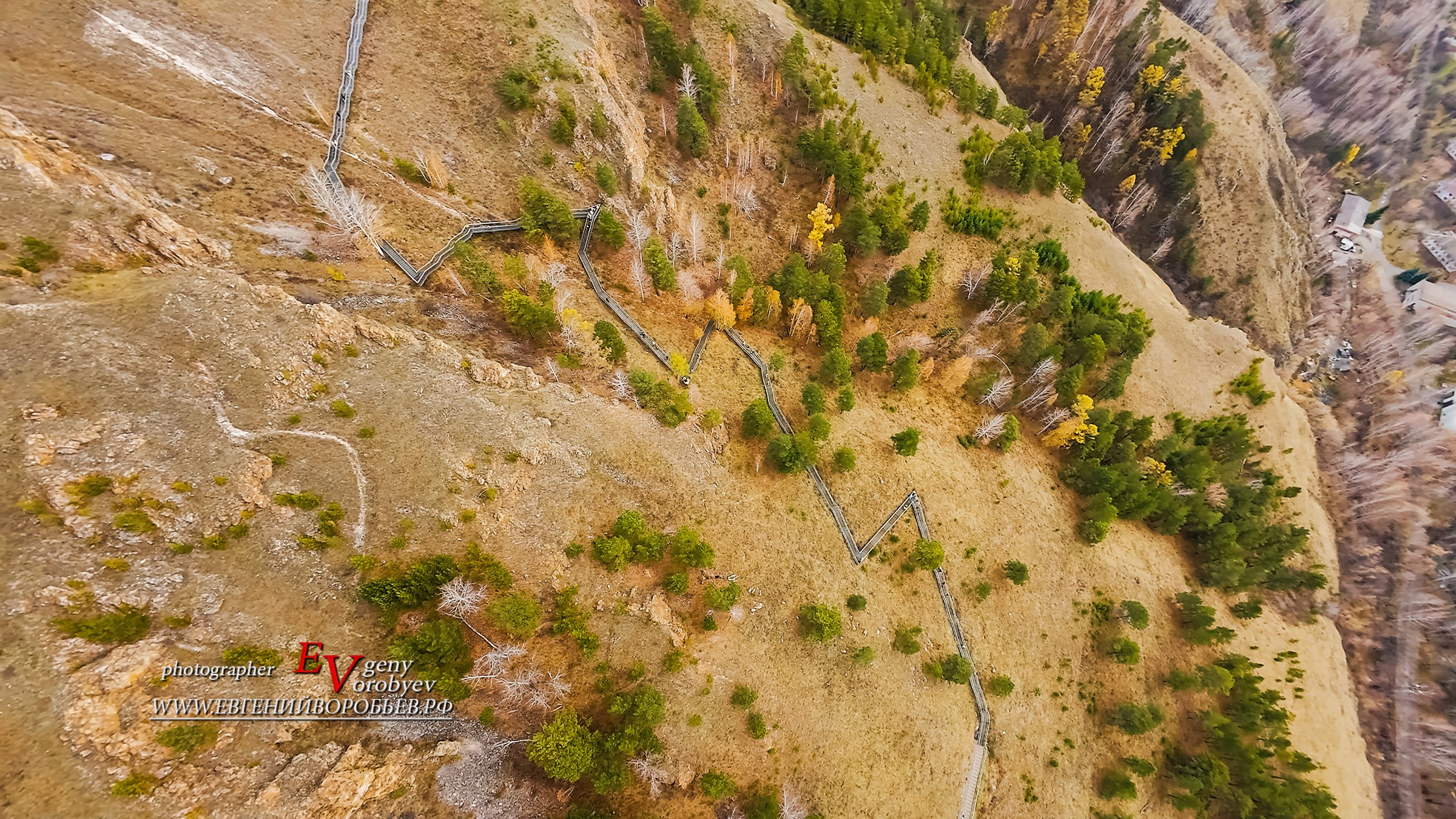 оргашинский хребет в Красноярске лестница национальный парк заповедник Красноярские столбы скалы горы Такмак. Экскурсия идея что посмотреть куда сходить в Красноярске. Фотограф фотосессия аэросъёмка с FPМ дрона туризм Россия поход