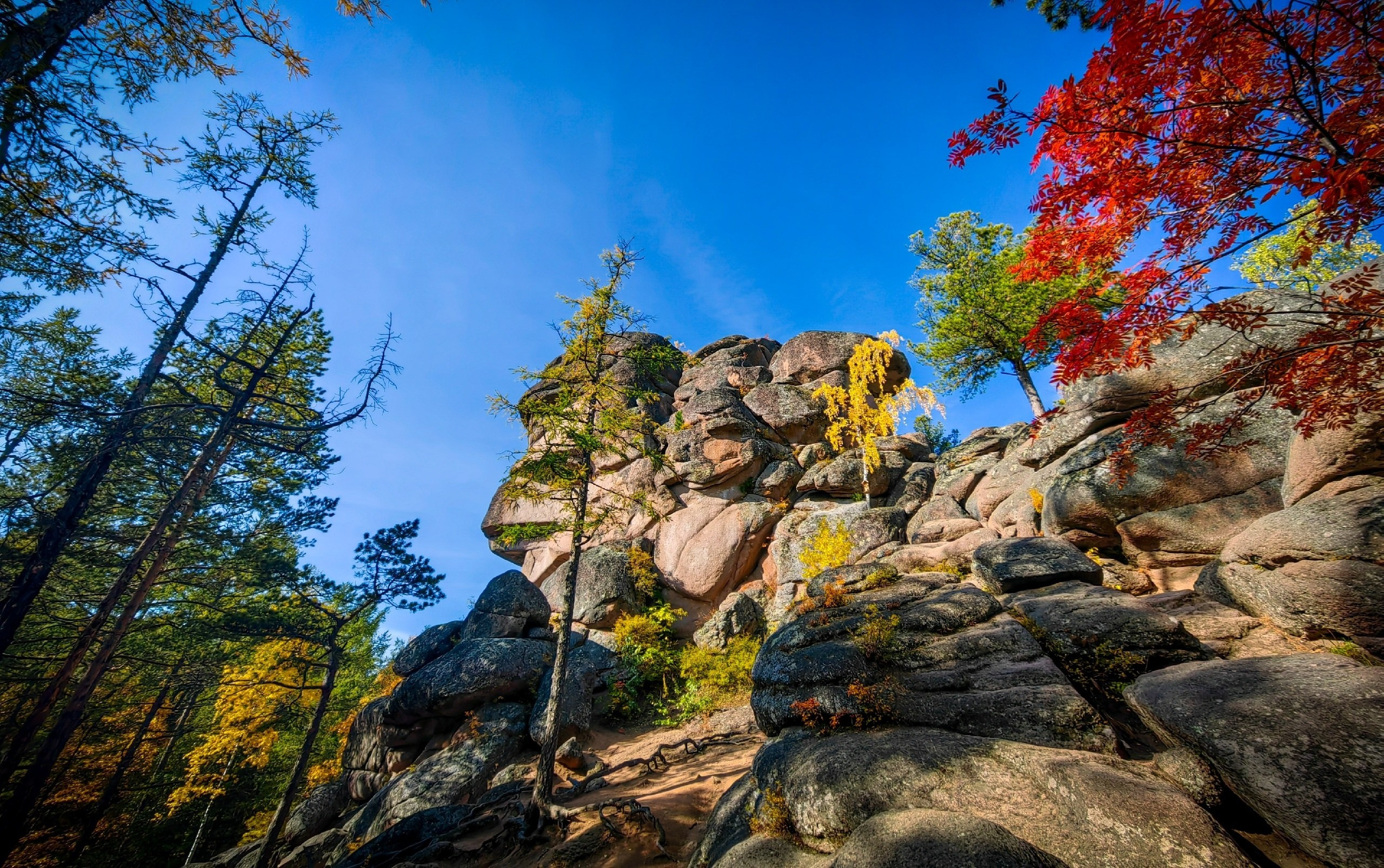 Экскурсия национальный парк заповедник Красноярские столбы цена заказать забронировать фото тур интересные места достопримечательности что посмотреть где побывать в Красноярске  Туристический маршрут центральные столбы скала Перья Дед Львиные ворота первый второй столб Фотосессия фотограф Красноярск природа пейзаж аэросъёмка с FPV дрона квадрокоптера