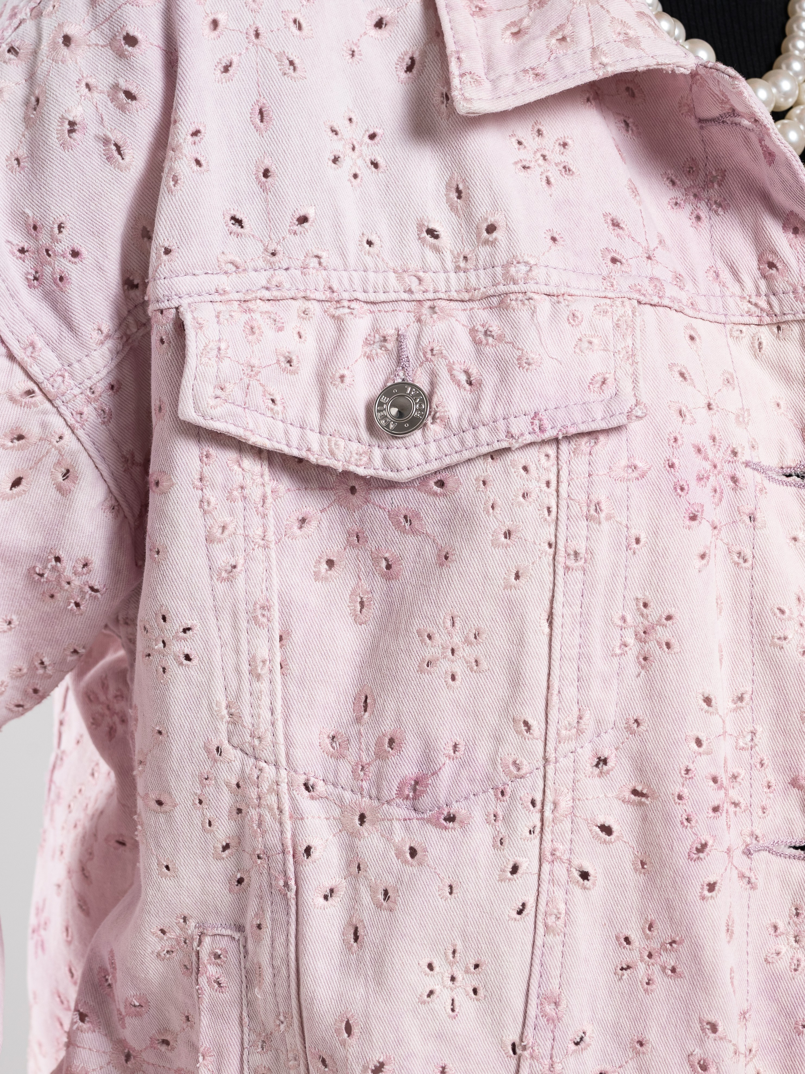 Джинсовые куртки на 2х моделях. Предметный фотограф, фото для маркетплейсов Пятигорск, КМВ