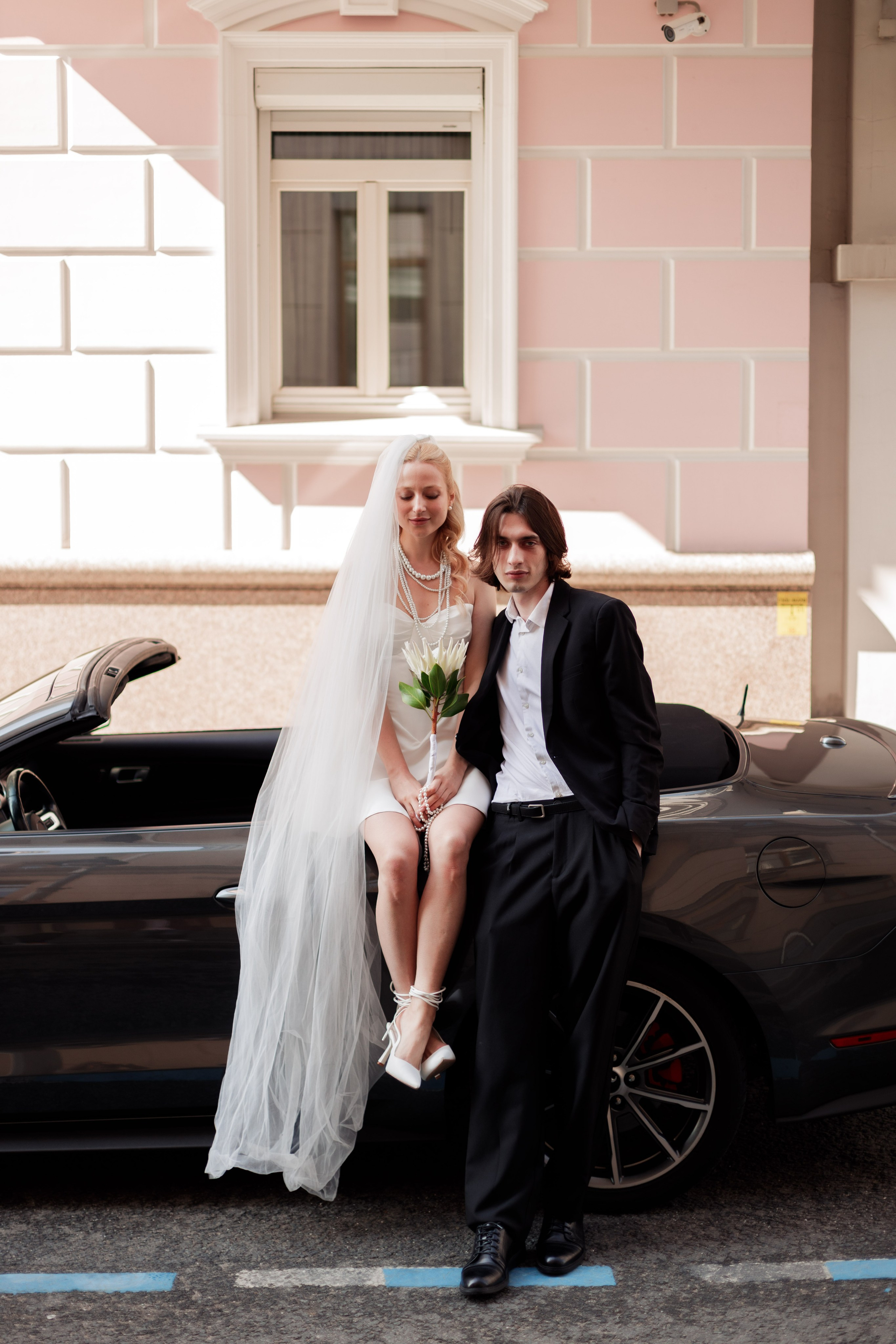 Свадебная фотосессия с автомобилем в центре Москвы, фотограф свадьбам Москва