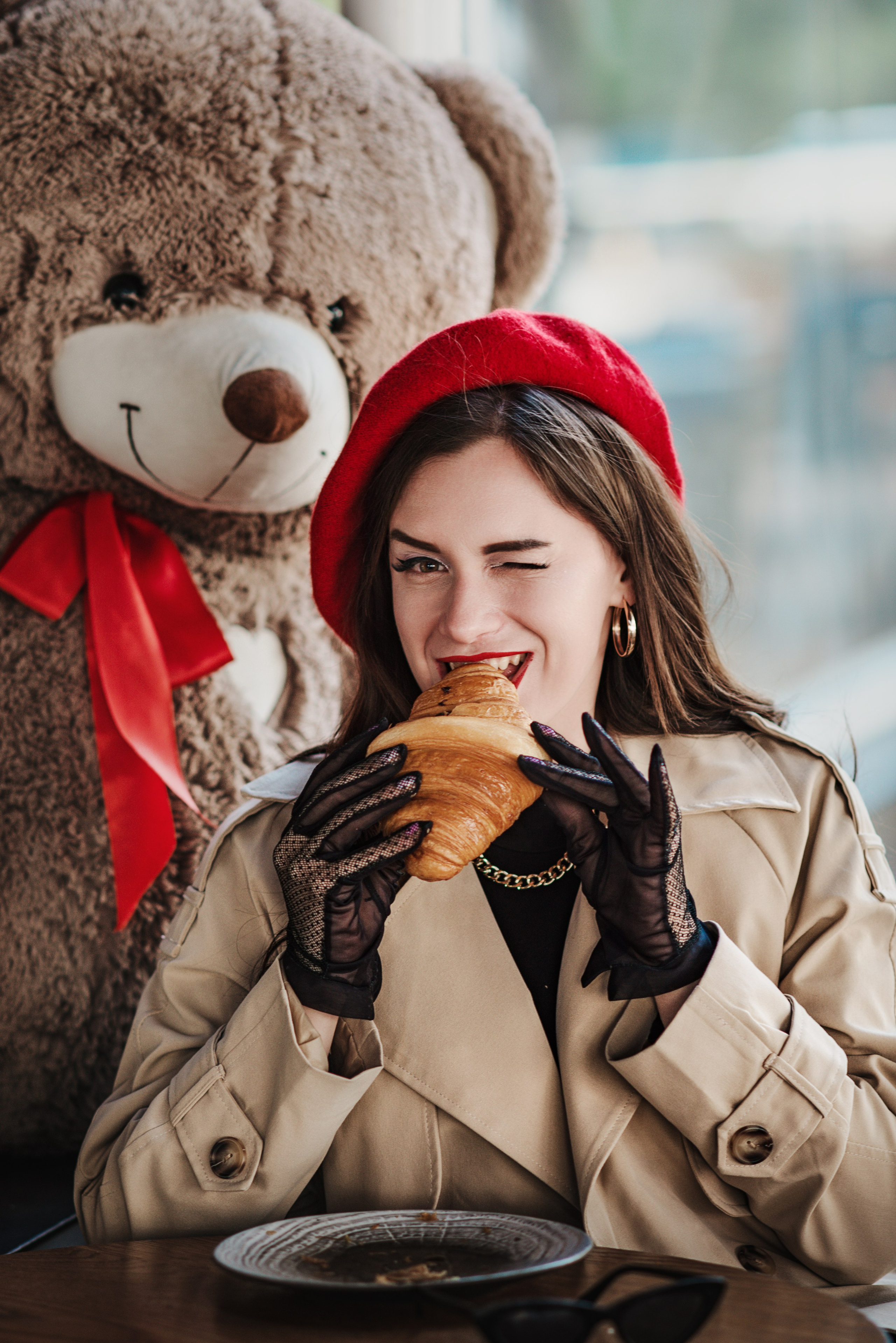 Портретная фотосессия в городе. Красивая девушка в кафе. Фотограф в Симферополе и по Крыму Ольга Топоривская.