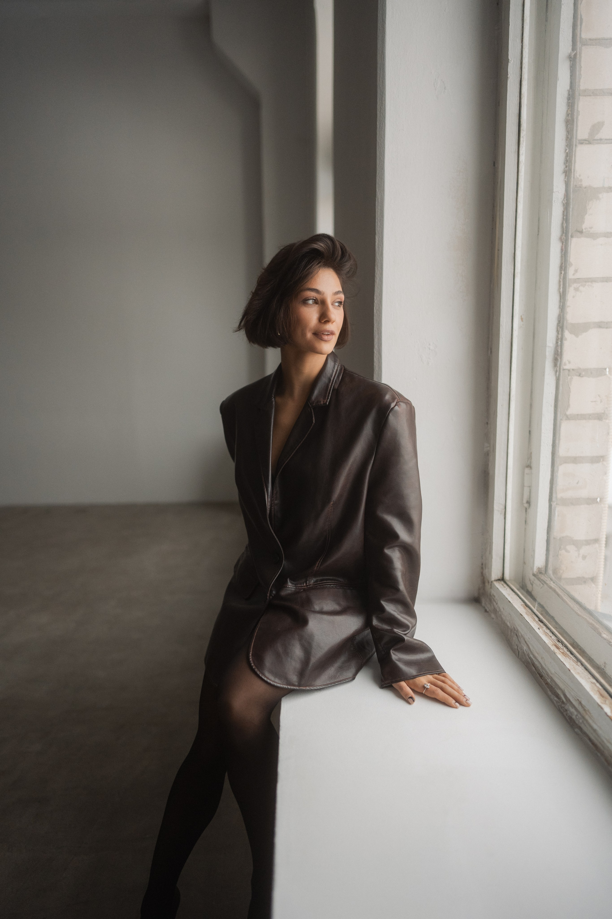 Женская портретная фотосессия в профессиональной студии с естественным освещением 