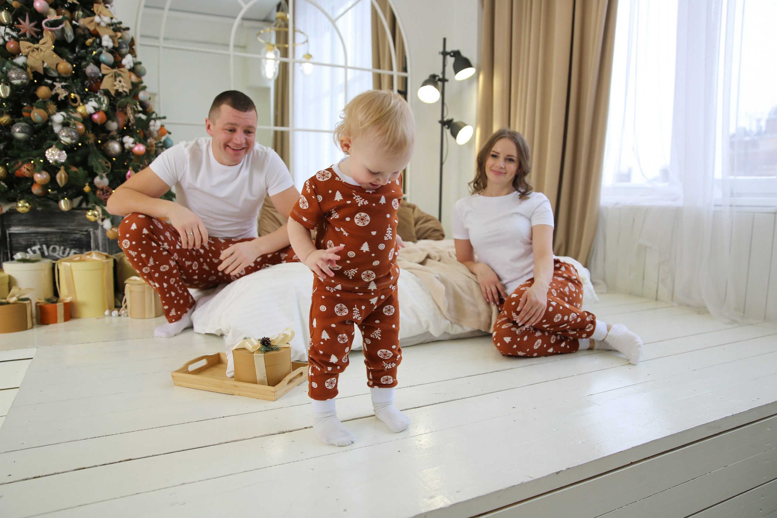 Новогодняя семейная фотосессия в студии с елкой. Свадебный и портретный фотограф в Санкт-Петербурге Надежда Чечулина