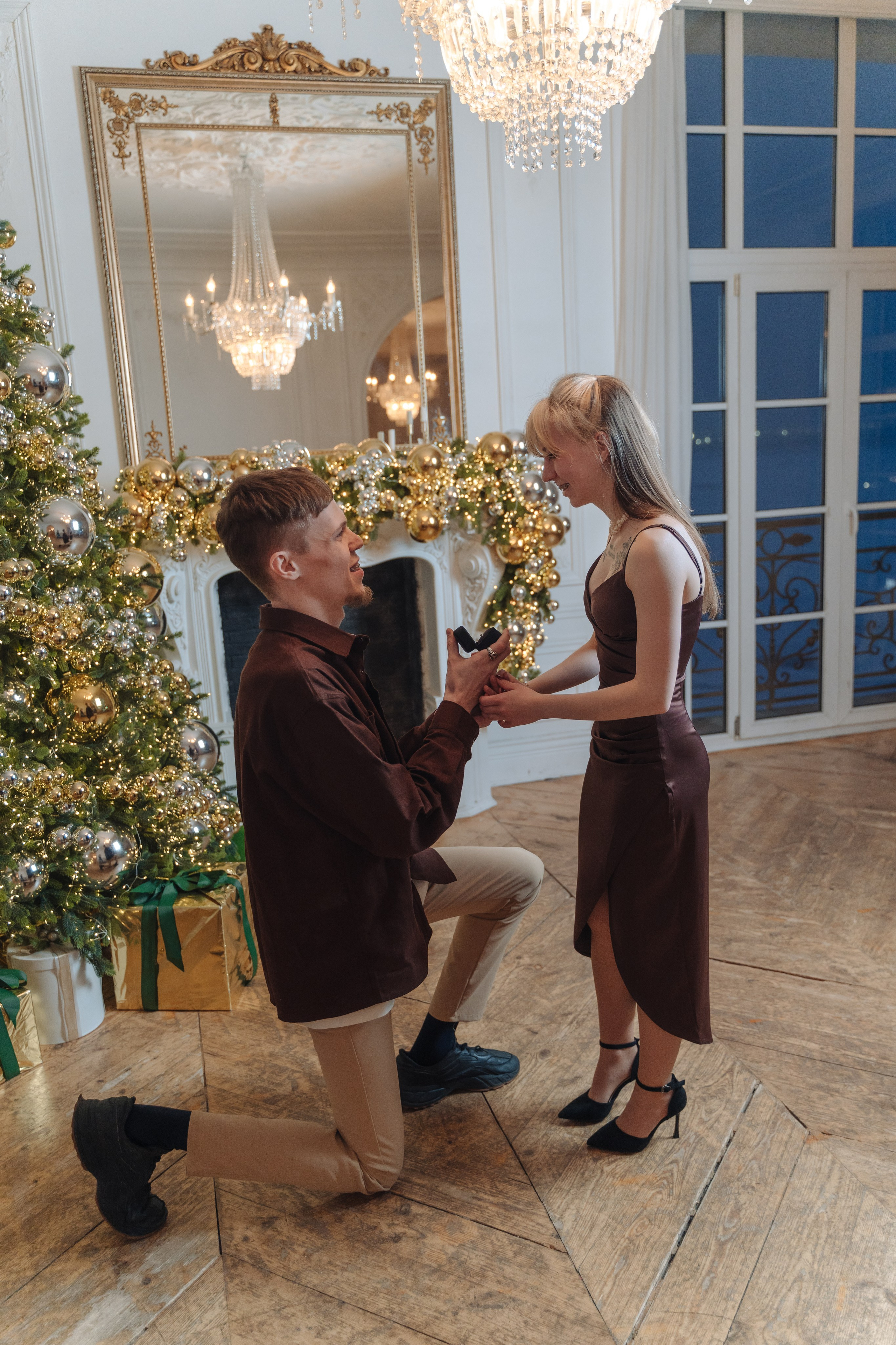 Зимняя фотосессия лавстори с предложением руки и сердца в фотостудии