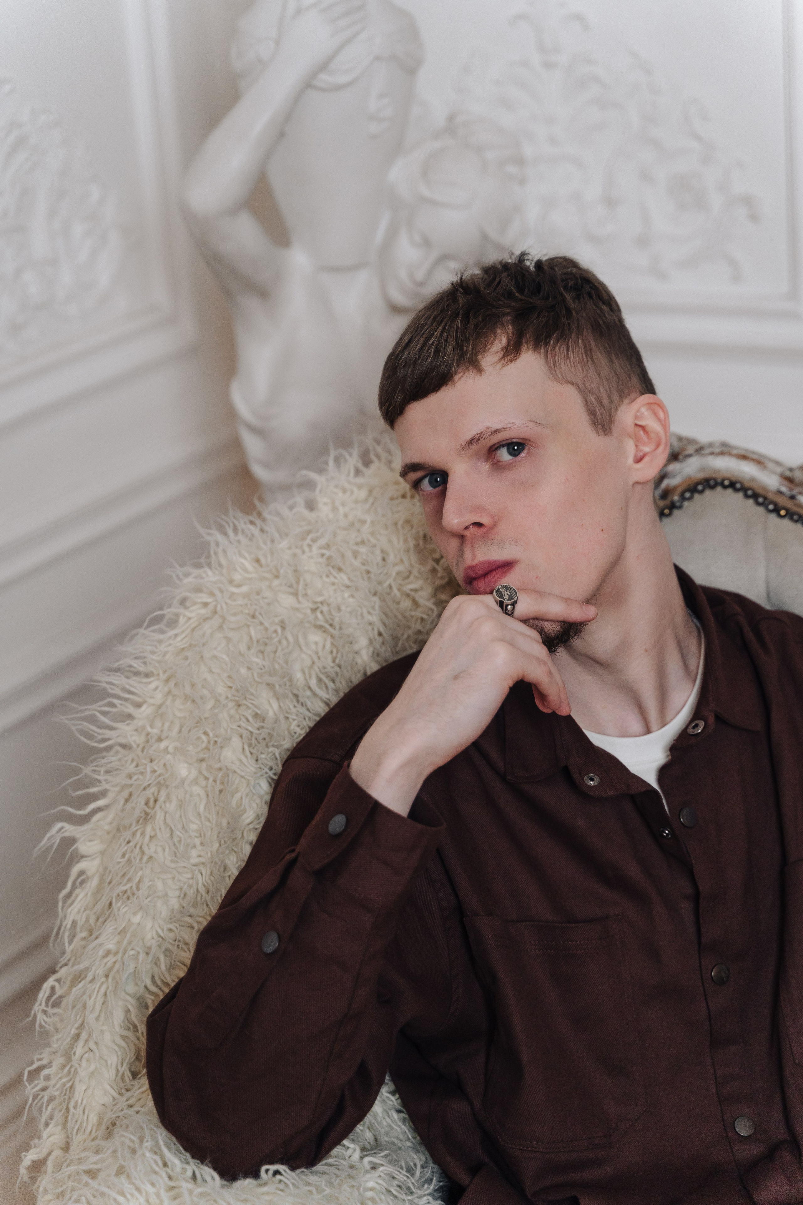 Зимняя фотосессия лавстори с предложением руки и сердца в фотостудии