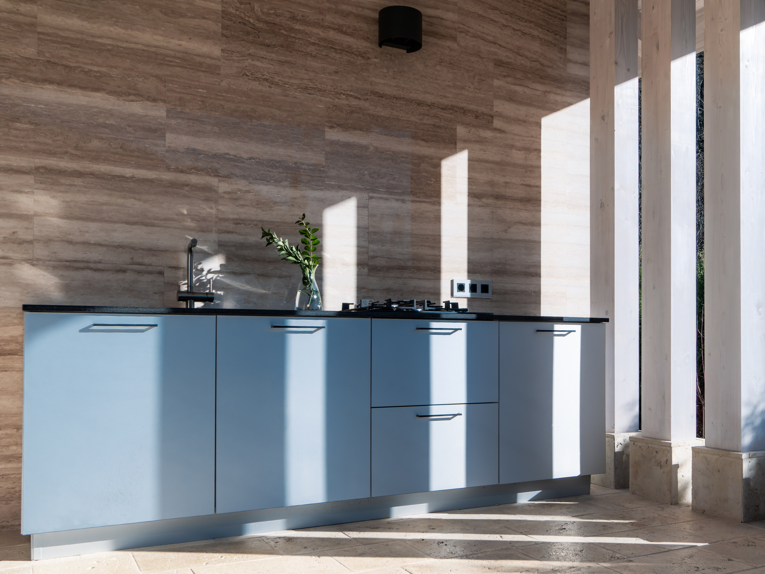 Загородный дом в стиле Шале белый — экстерьер. Репортажный фотограф в Красной Поляне и Сочи Павлюченко Екатерина