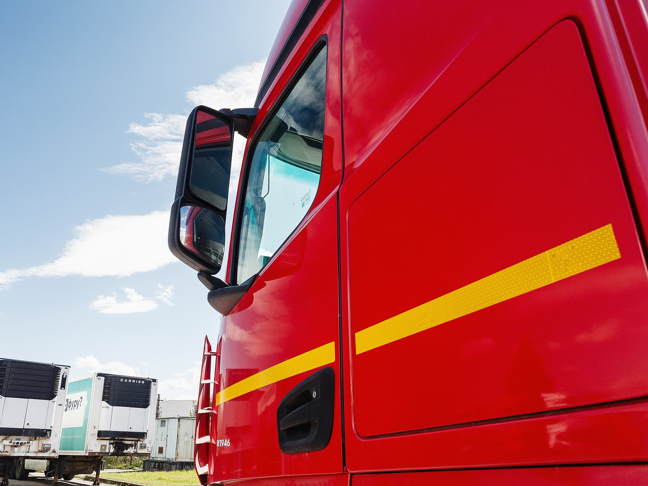 Профессиональная съёмка легковых автомобилей и большегрузов для продажи и контента. Выездная фотосессия спецтехники в Санкт-Петербурге. Репортажный фотограф Сергей Пушкин в СПб. Промышленная фотосъёмка авто. Фотограф для дилеров и производителей. 