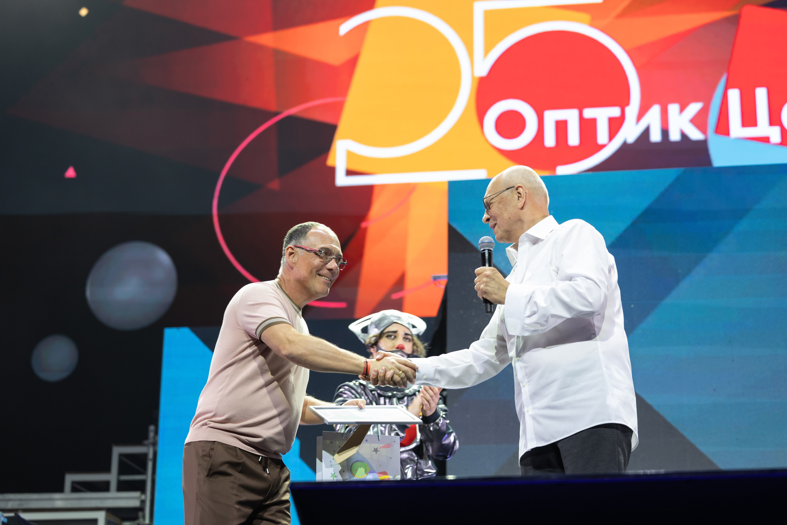 Оптик центр 25 лет. Фотограф свадебный, репортажный, индивидуальный, фото для маркетплейсов, брендов, автосалонов