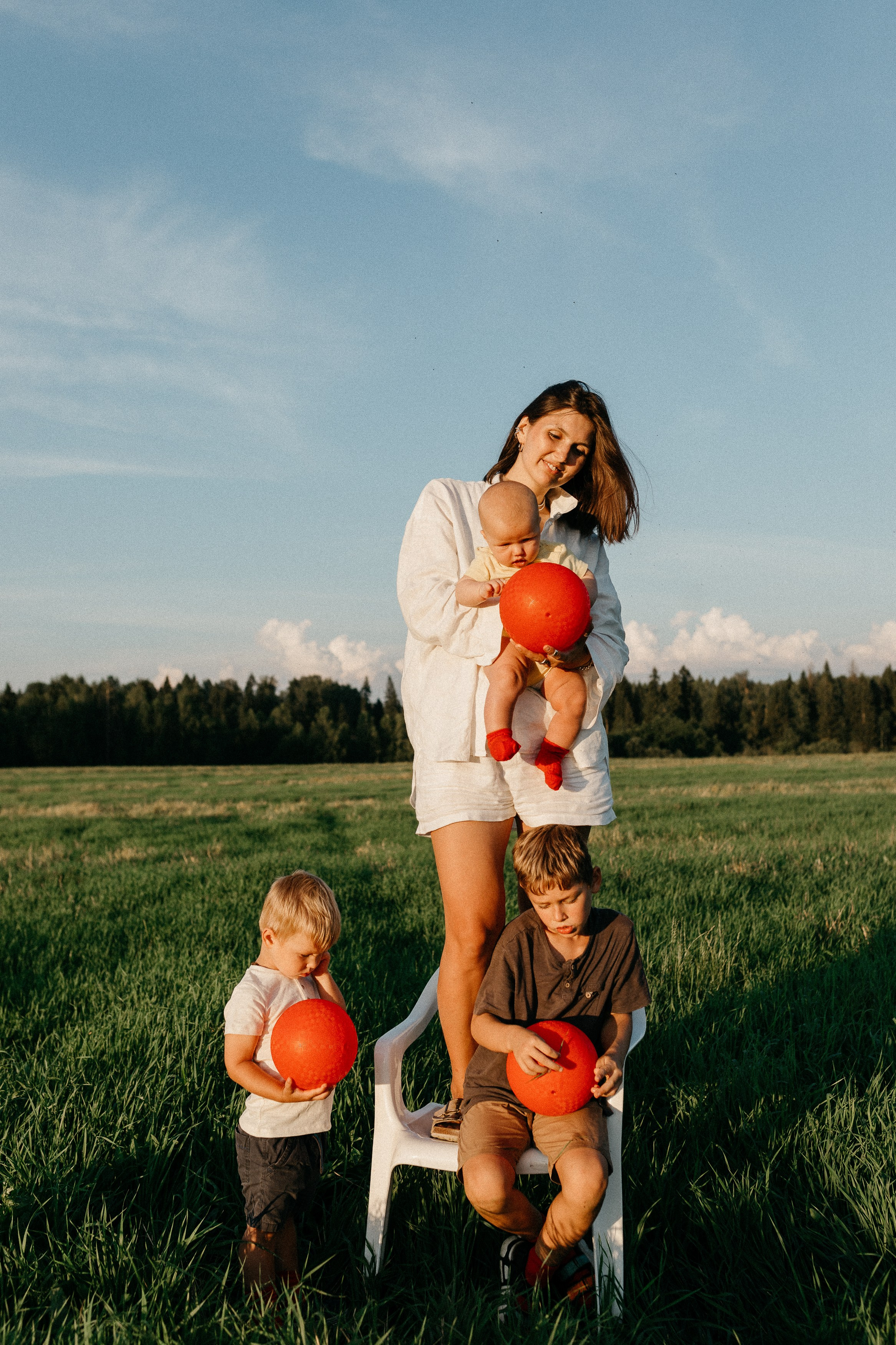 Фотосессия с красными мячами. Семейный фотограф Маша Тимофеева | Москва