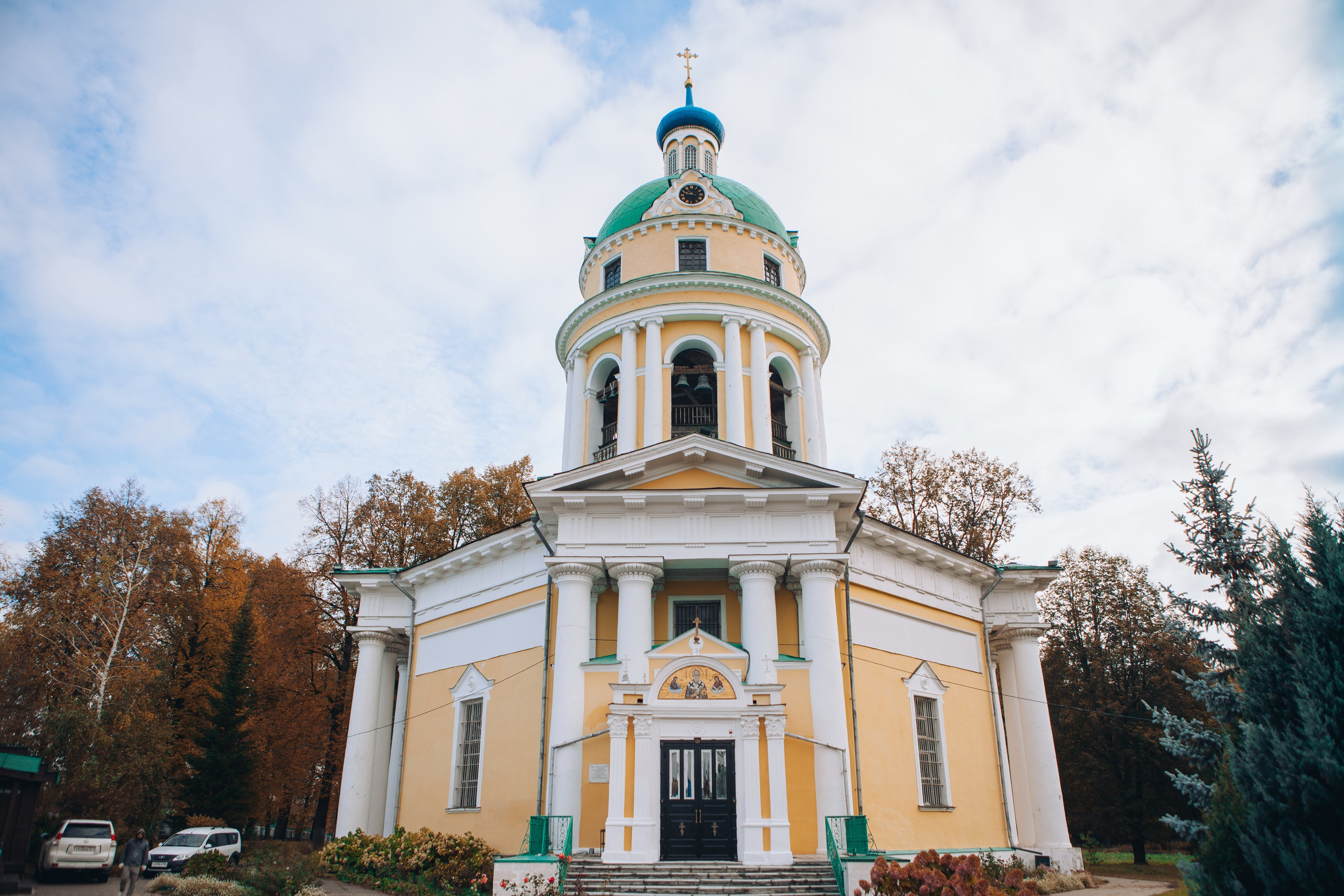 красивая православная церковь в городе Фрязино
