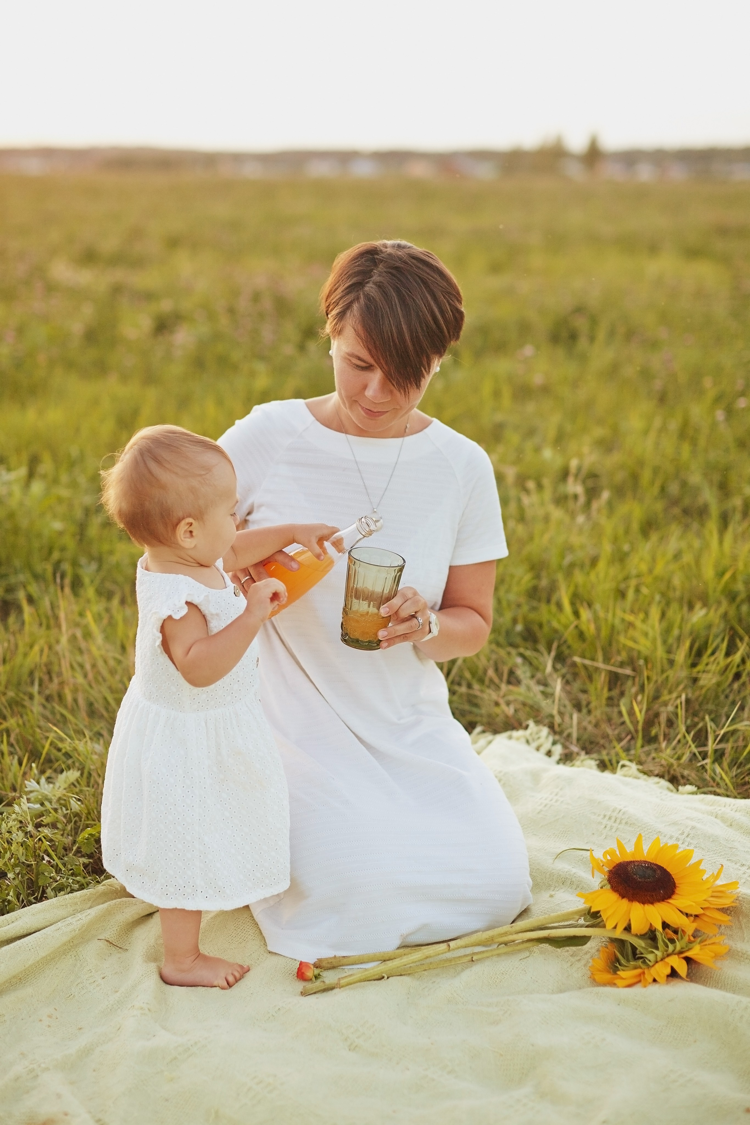 Мама с дочкой в поле на закате. Фотограф Ольга Ефремова