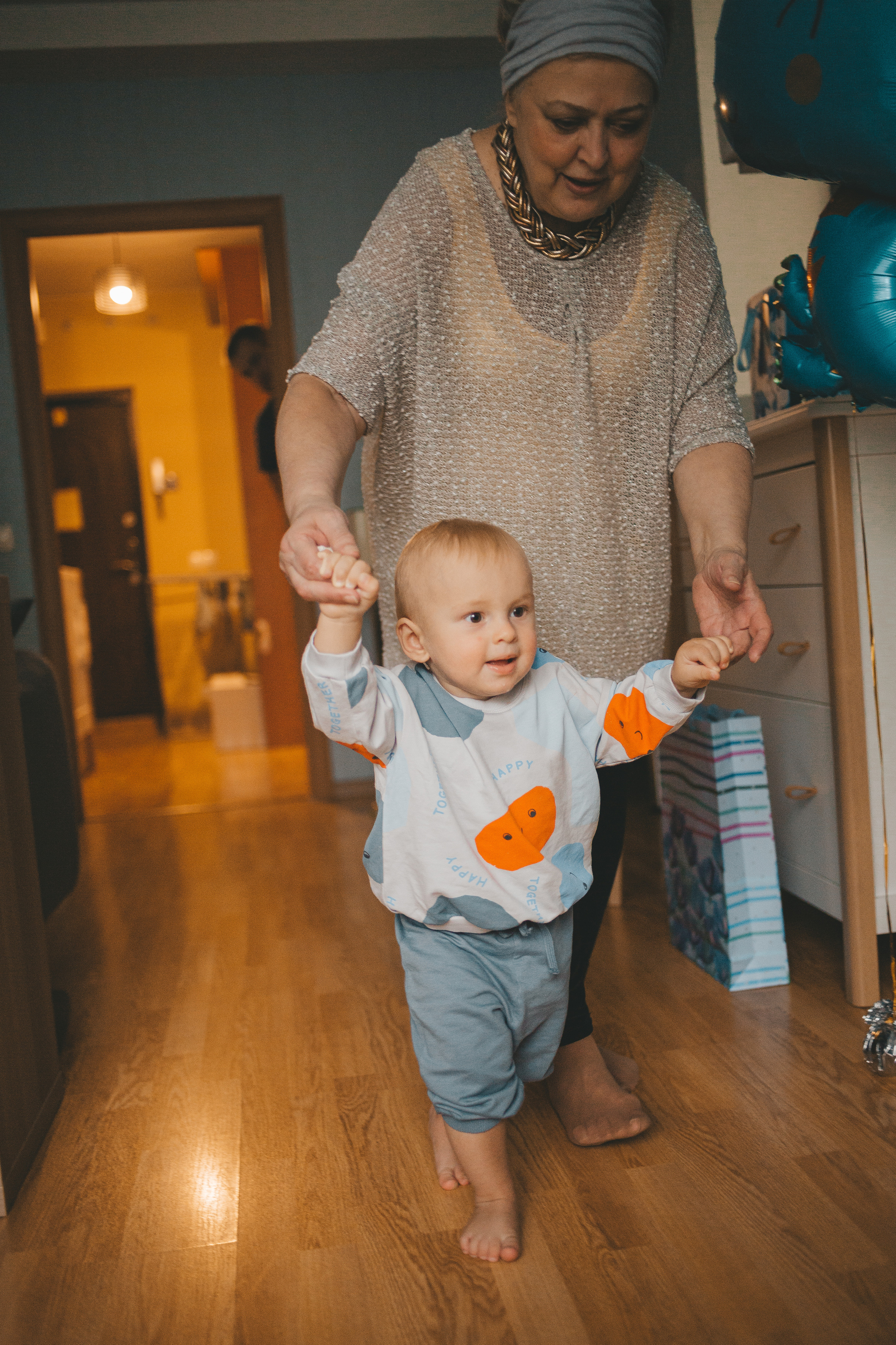 бабушка учит внука, внук начал ходить, счастливая семейная съемка