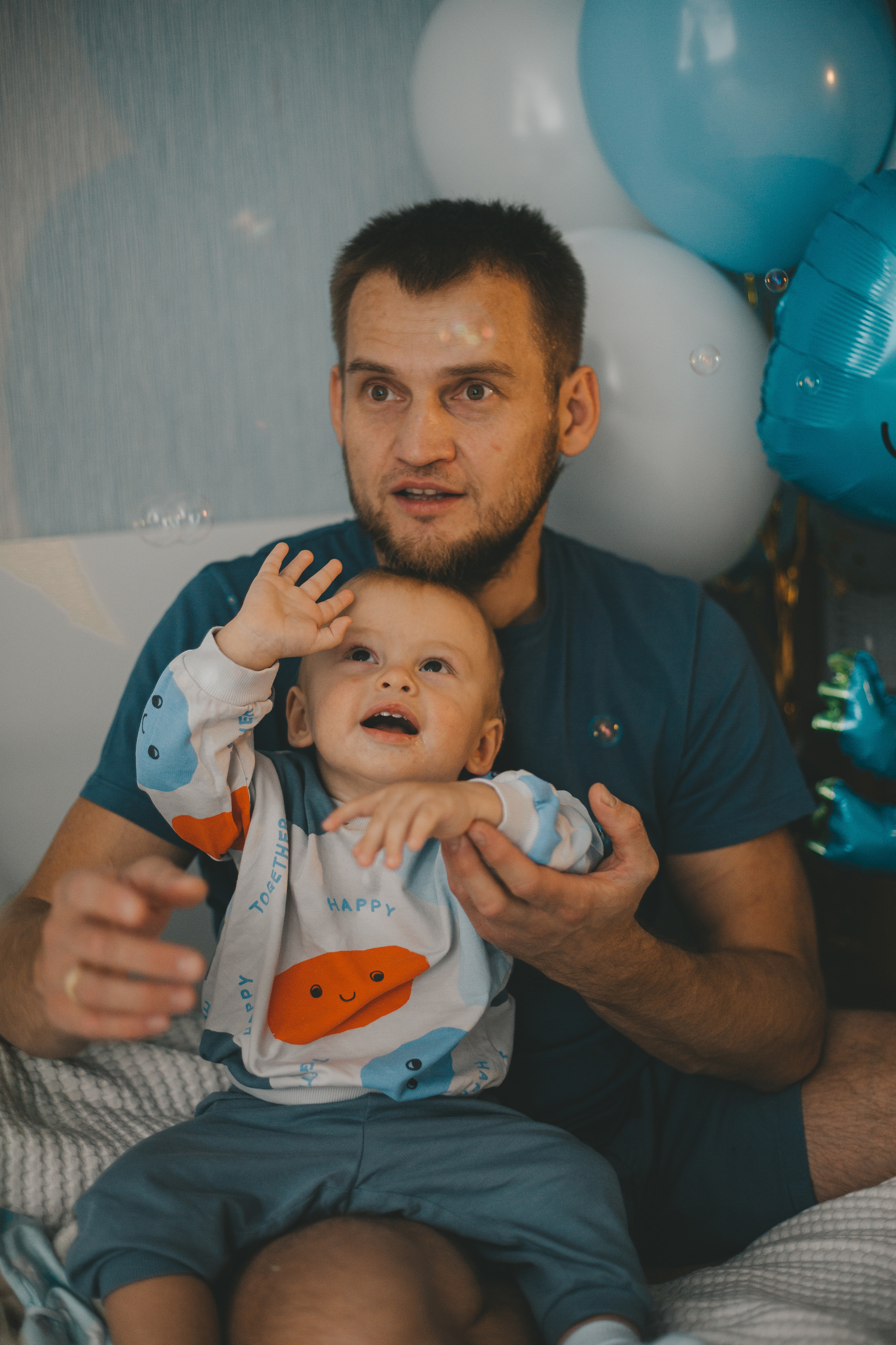 любовь папы к сыну, маленький ребенок на коленях у отца