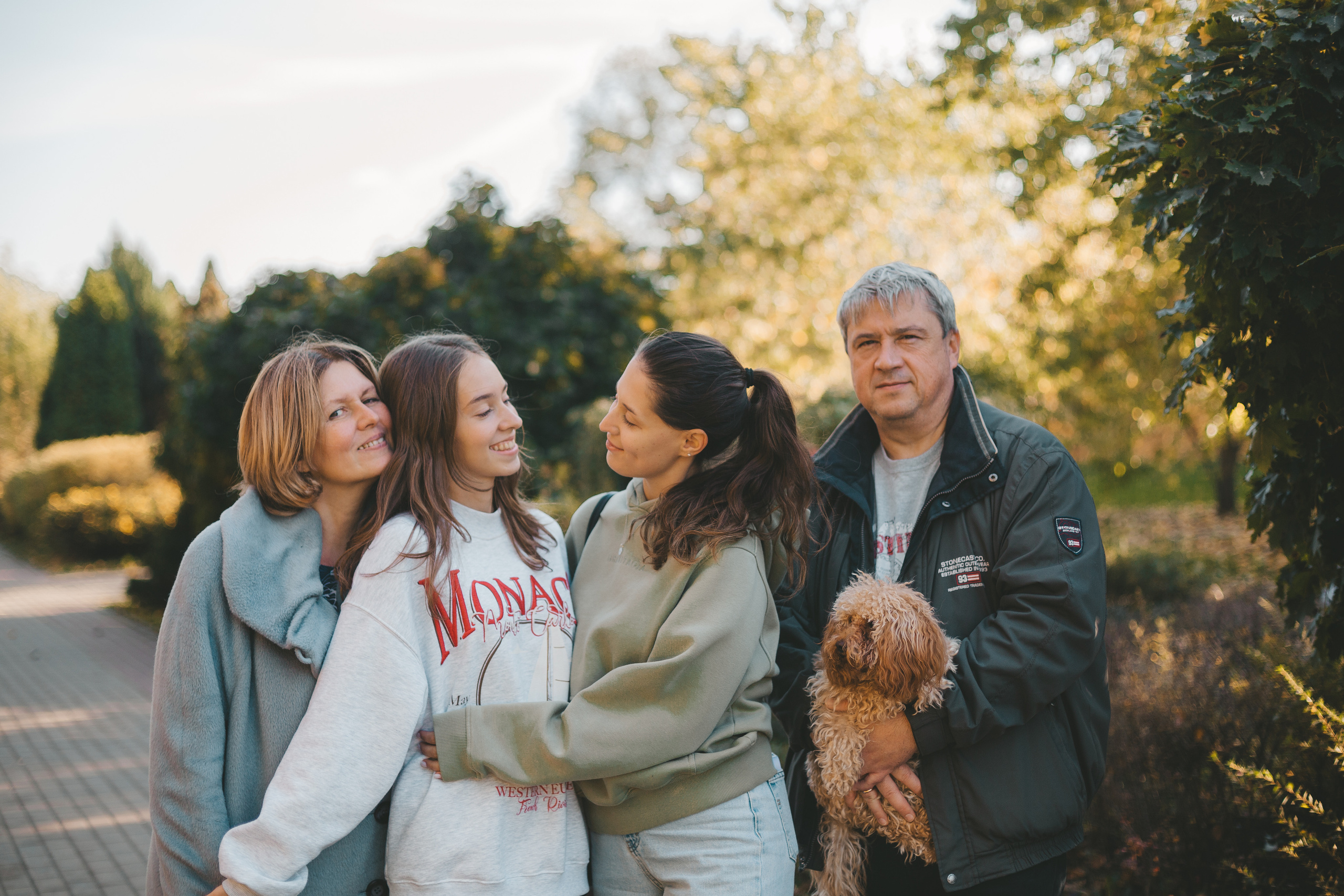 семья фотографируется в парке