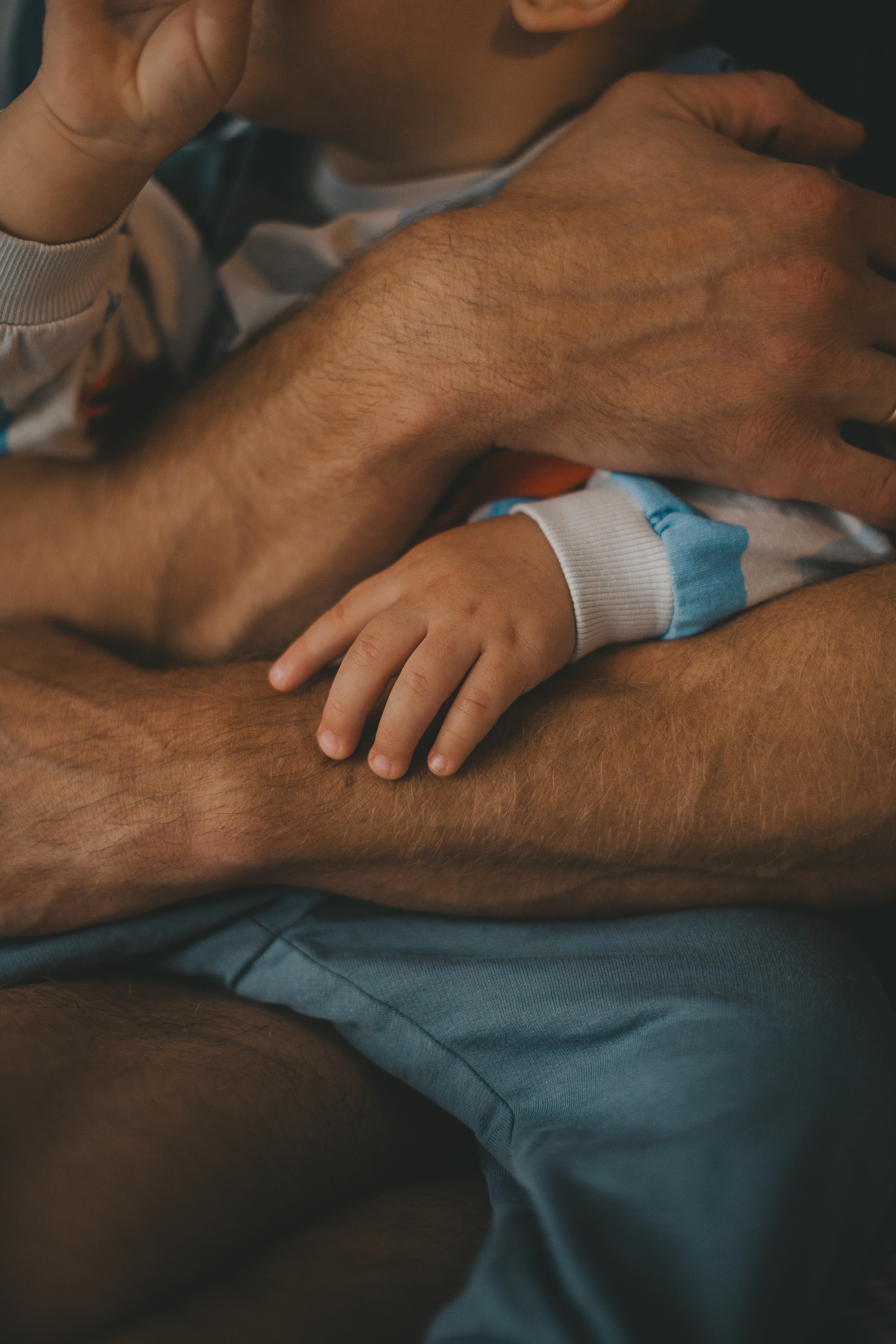 крепкие объятия, мужские руки, папины руки, крупный план