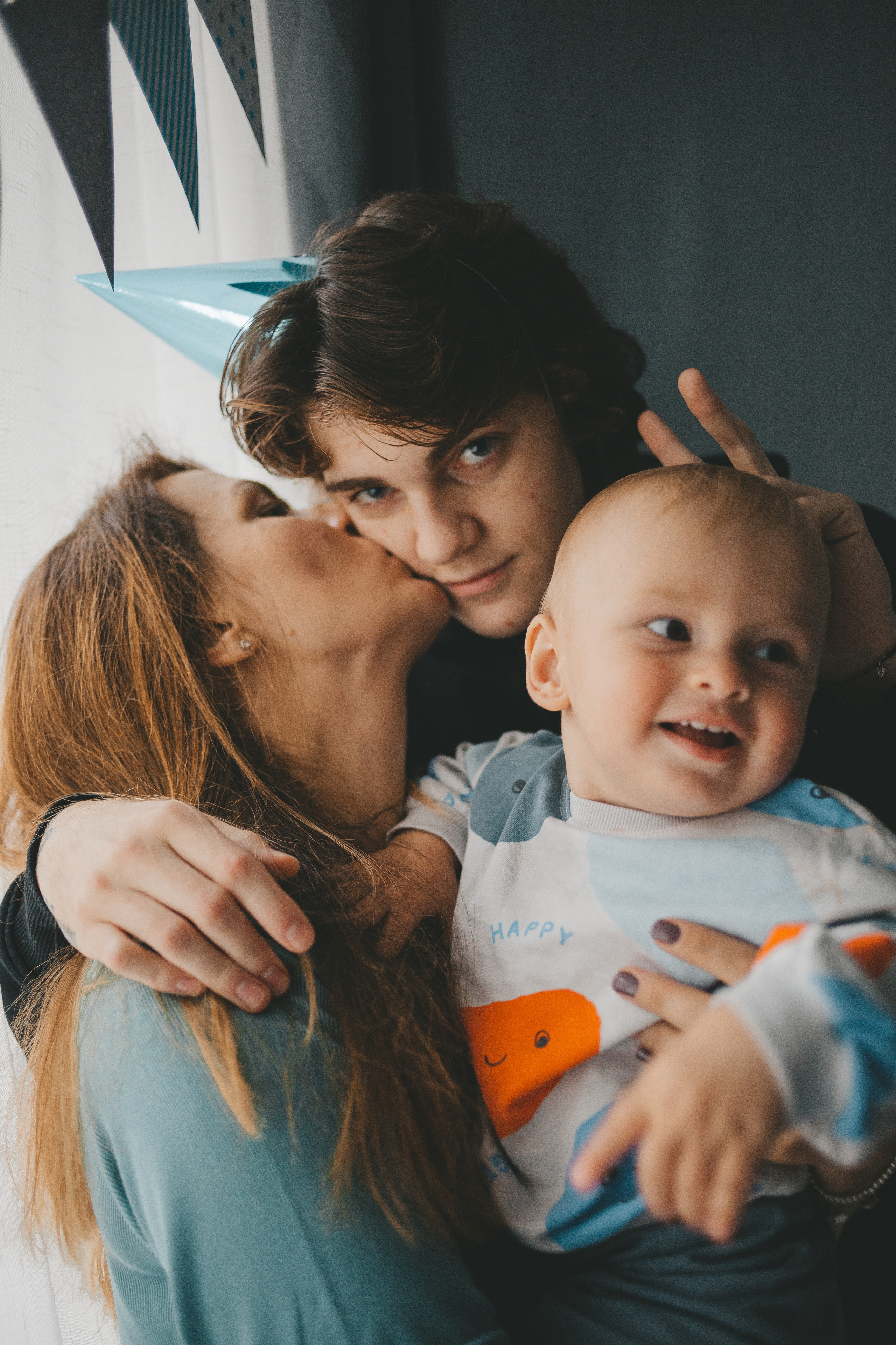 мама целует старшего сына