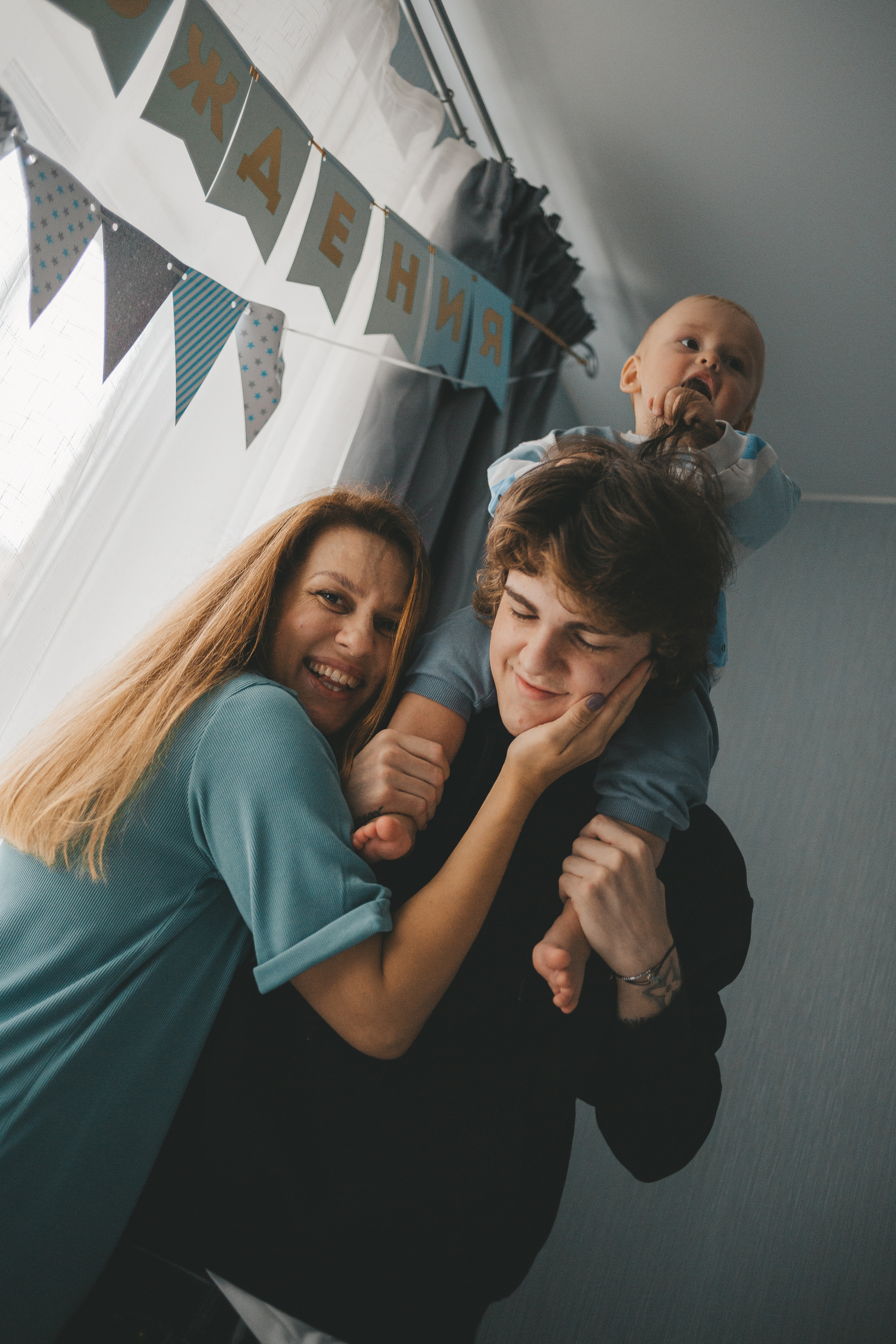 идея для фотосессии дома с детьми разного возраста