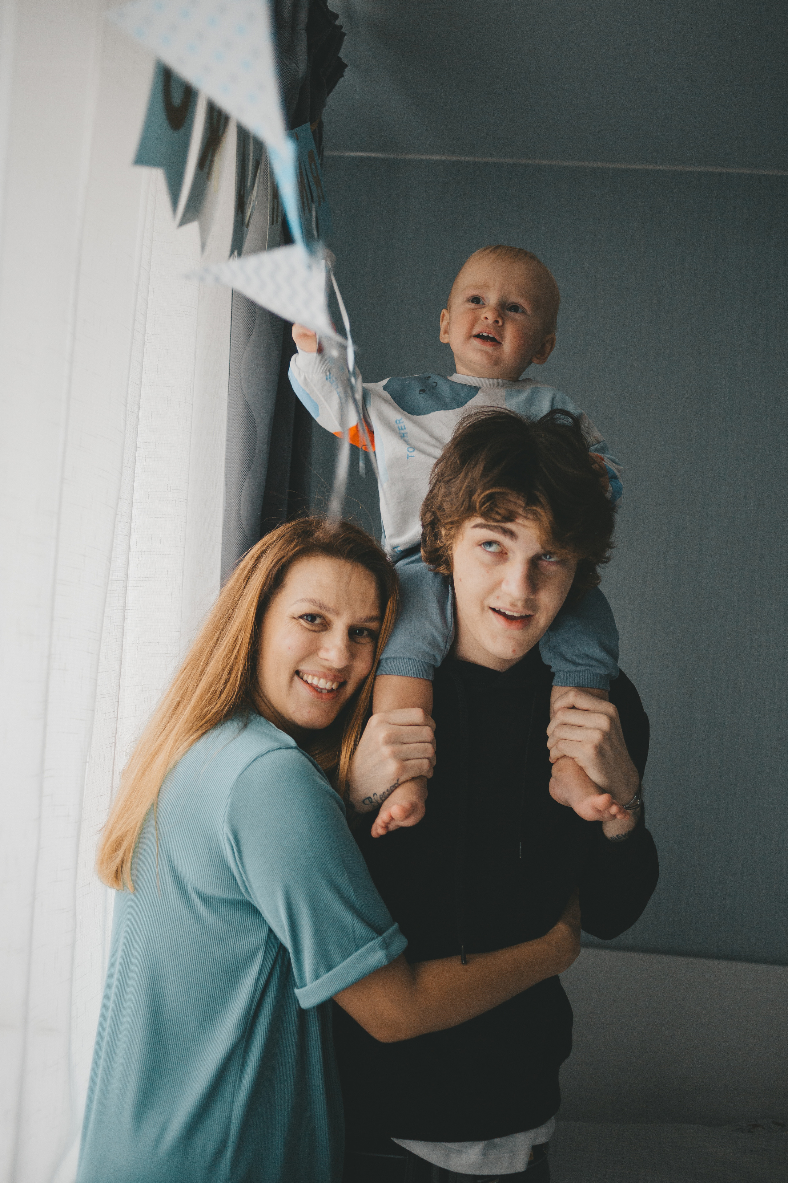 мама и дети на фотосессии дома