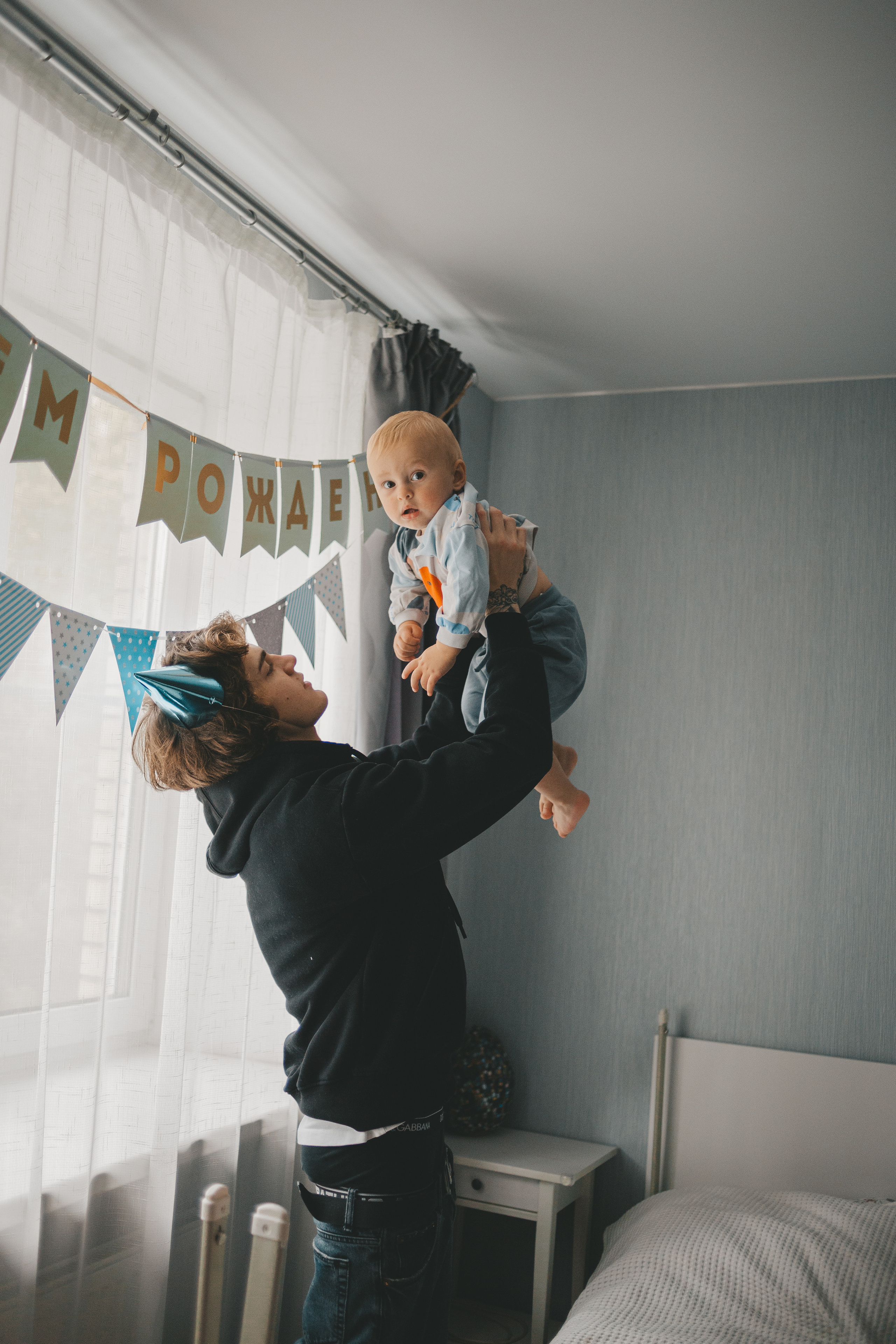 Взрослый брат играет с очень маленьким братиком, когда разница в возрасте 20 лет