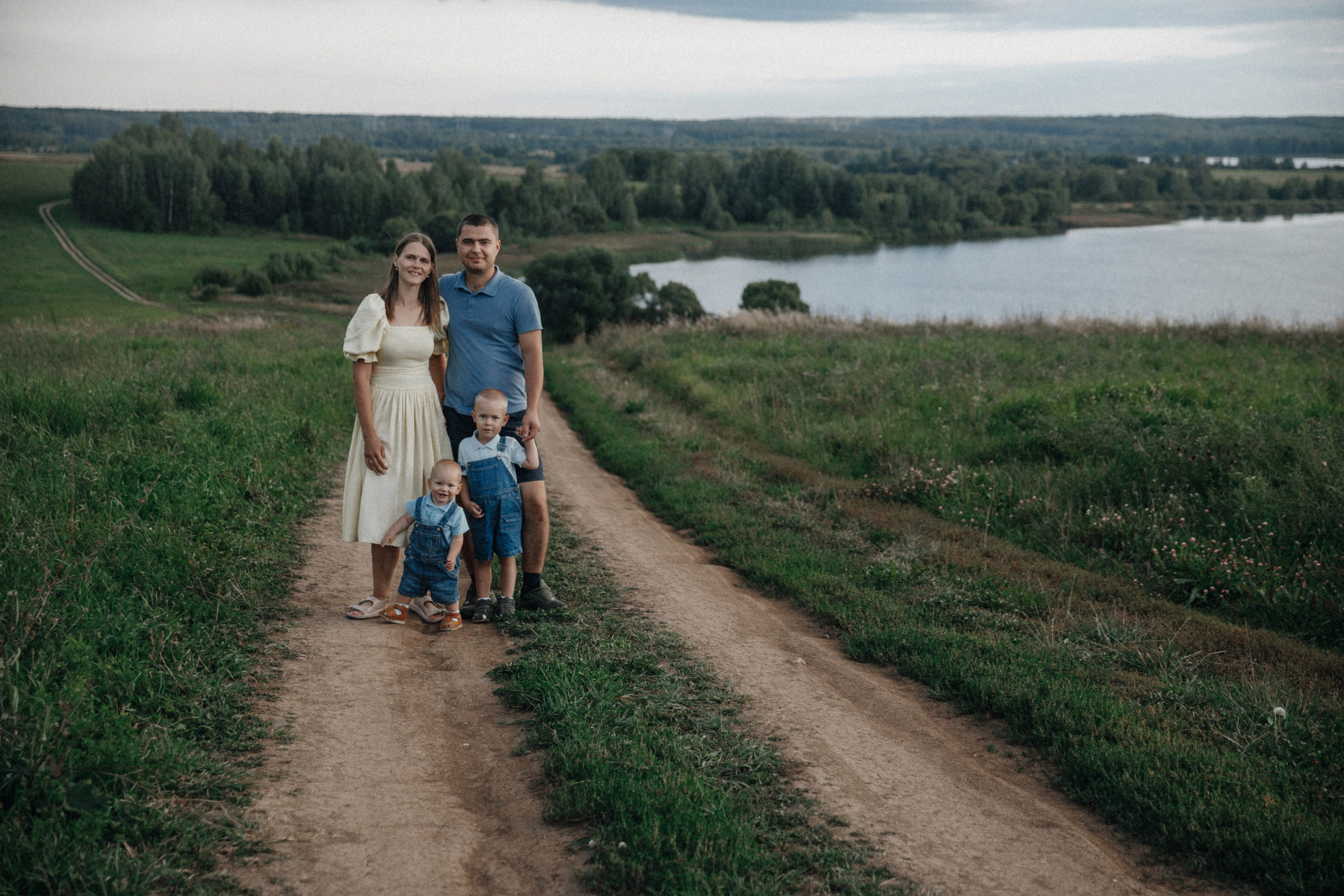 Семейная фотосессия в поле. Фотограф во Владимире Татьяна Бабикова