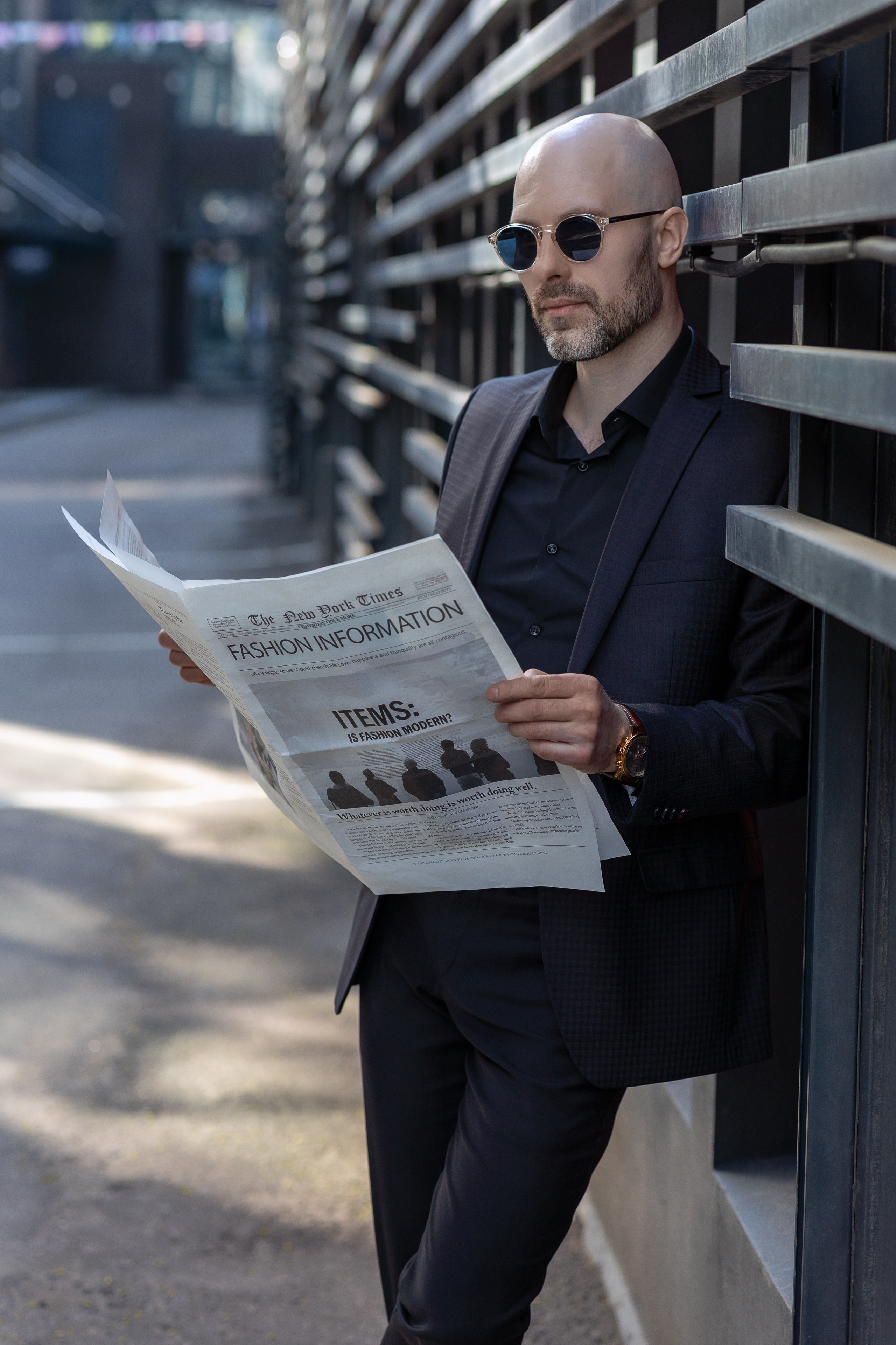 мужчина с газетой
