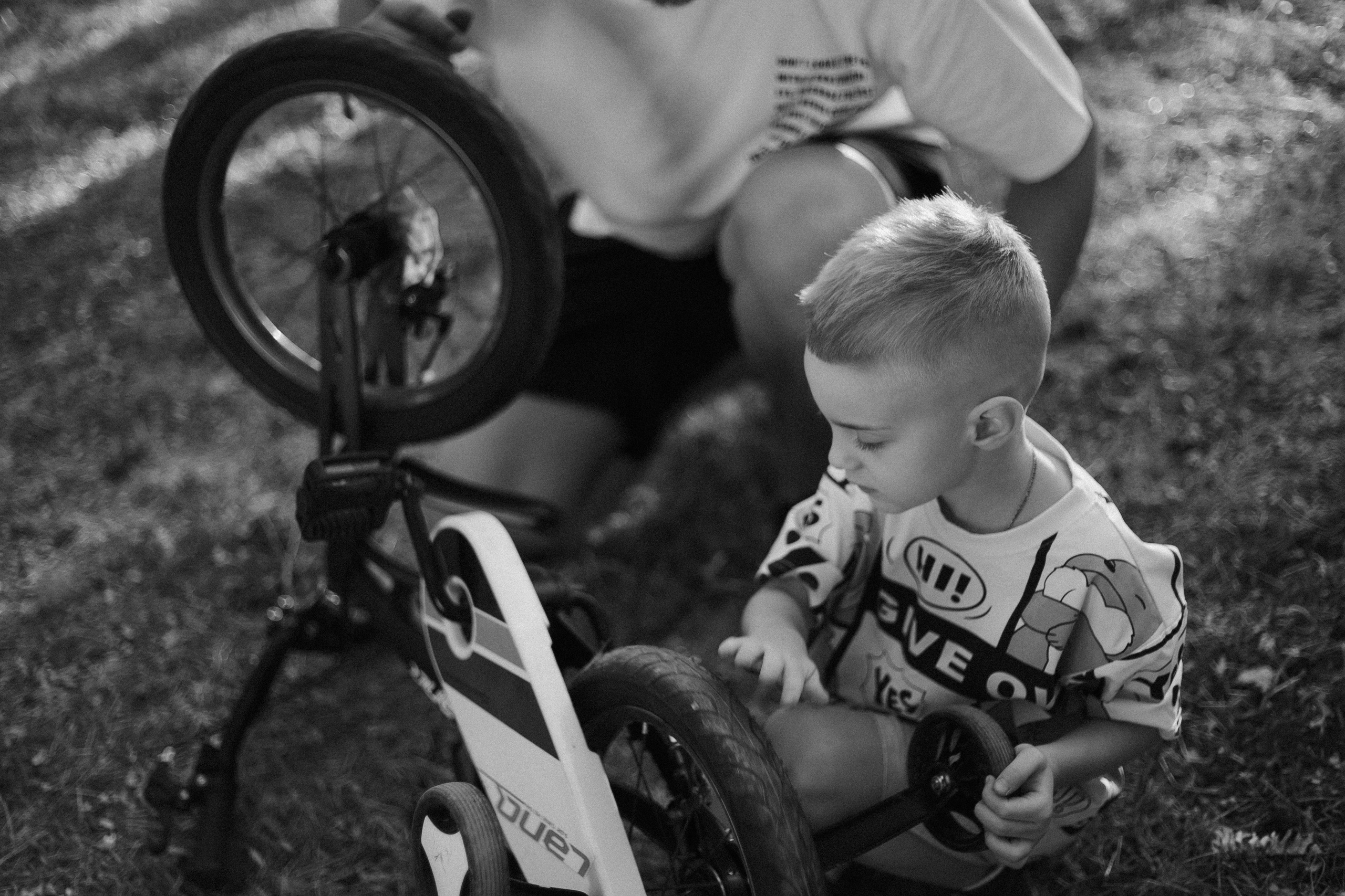 Папа учит сына кататься на велосипеде. Фотограф в Крыму | Виктория Нотевская
