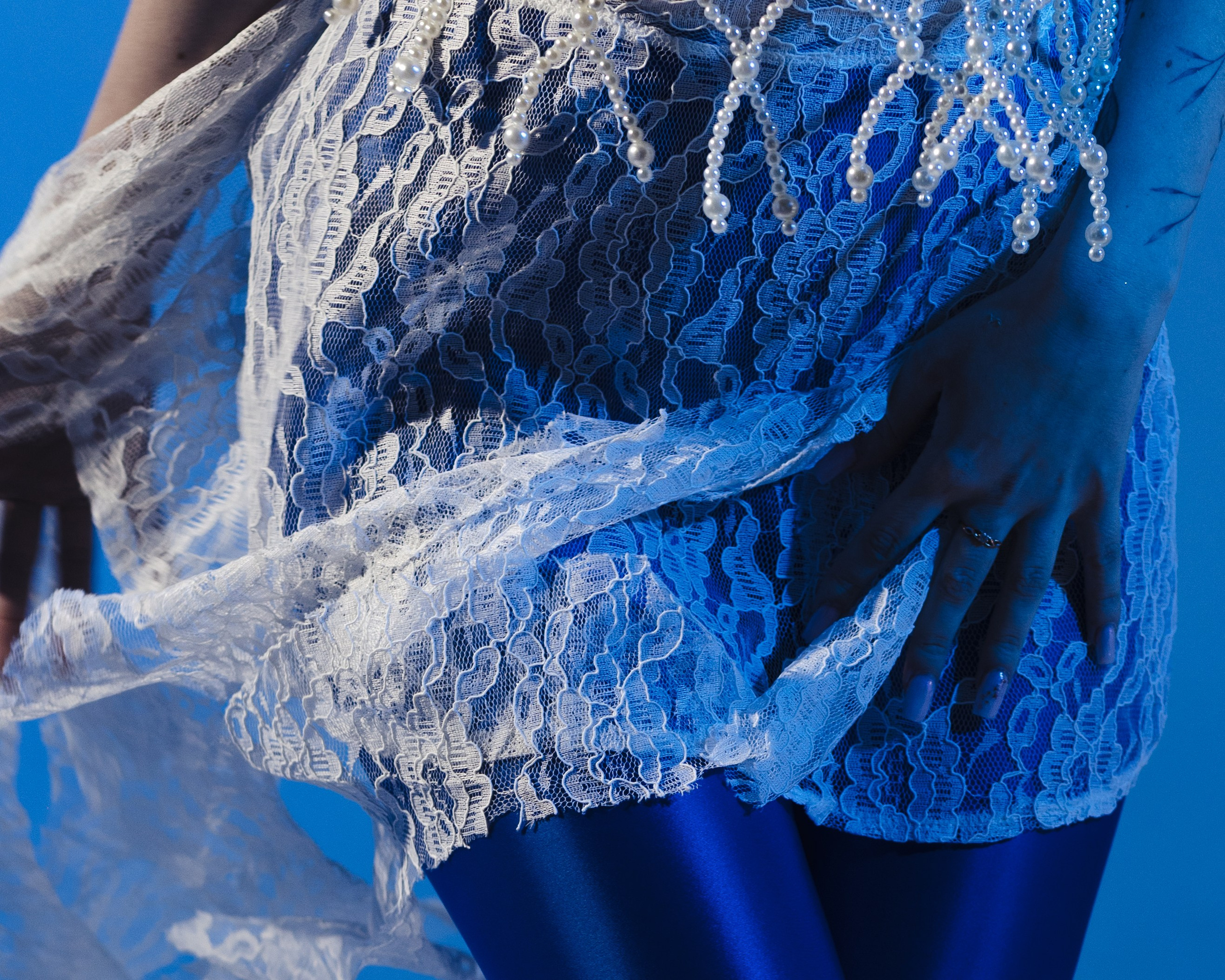 Фотограф Александра Овечкина (Пенза): макросъемка текстуры синего белья, жемчуга и кружева на теле модели.