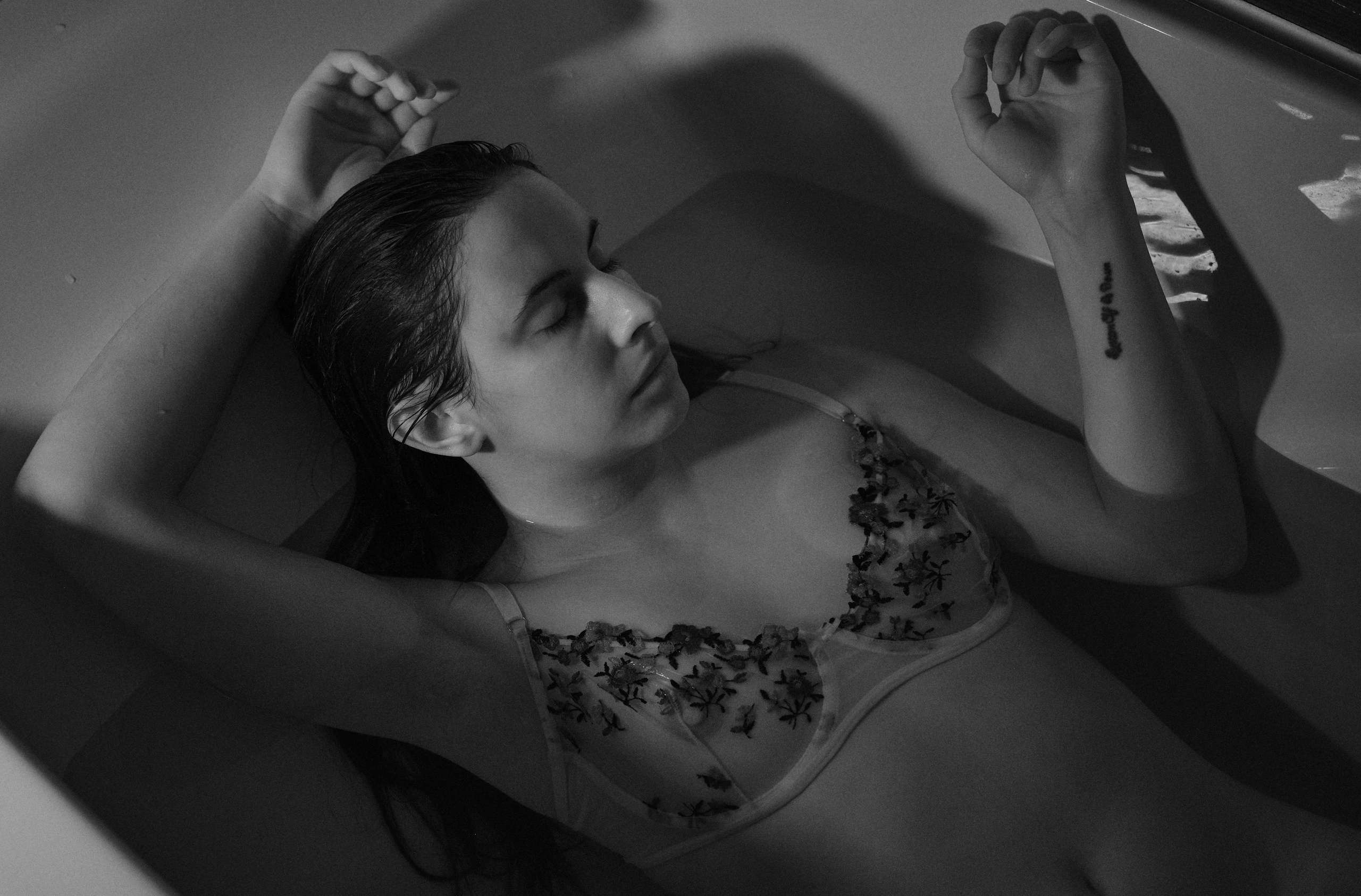 Фотоальбом с избранными женскими портретами