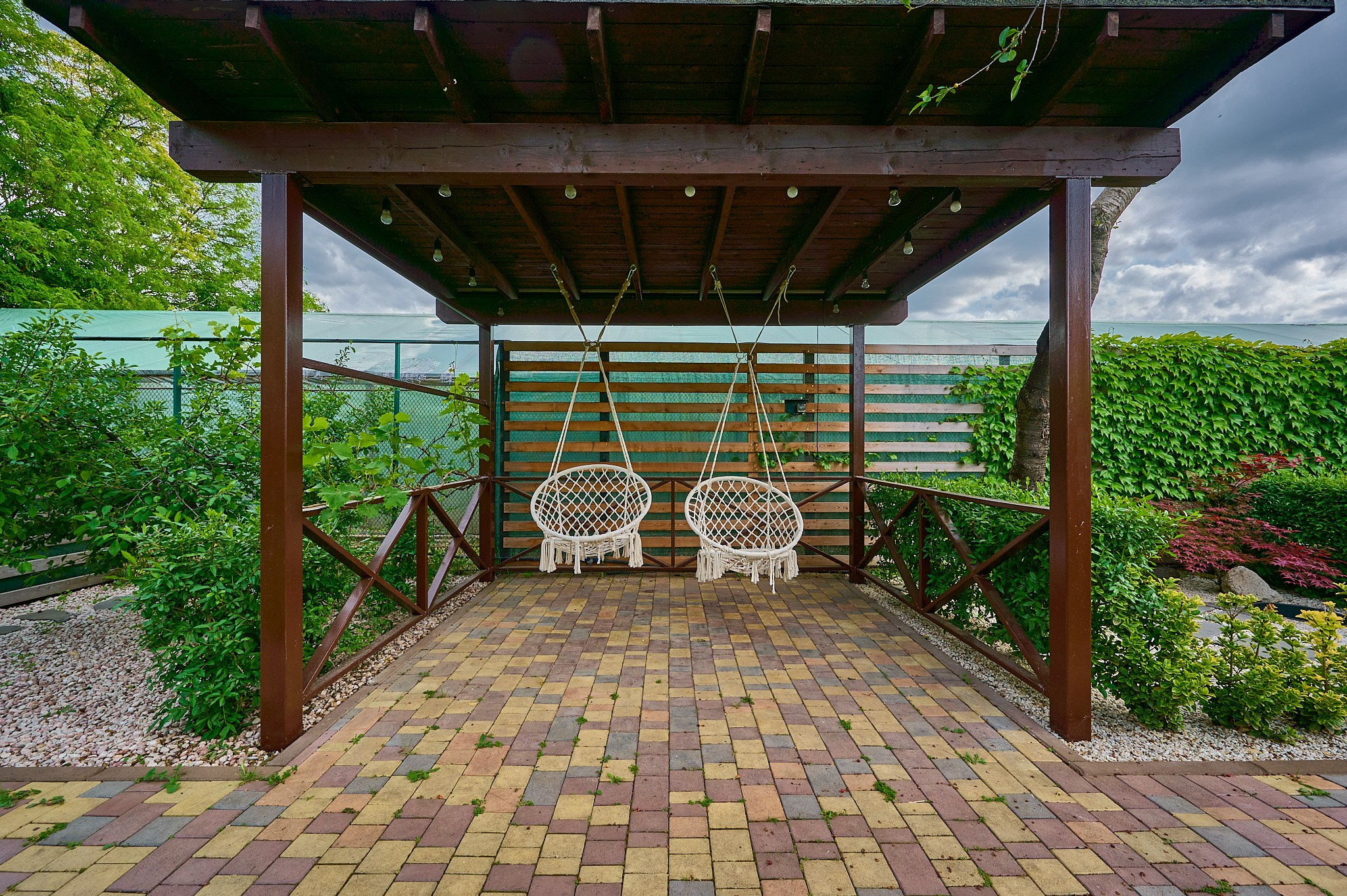 аллея с белыми качелями 