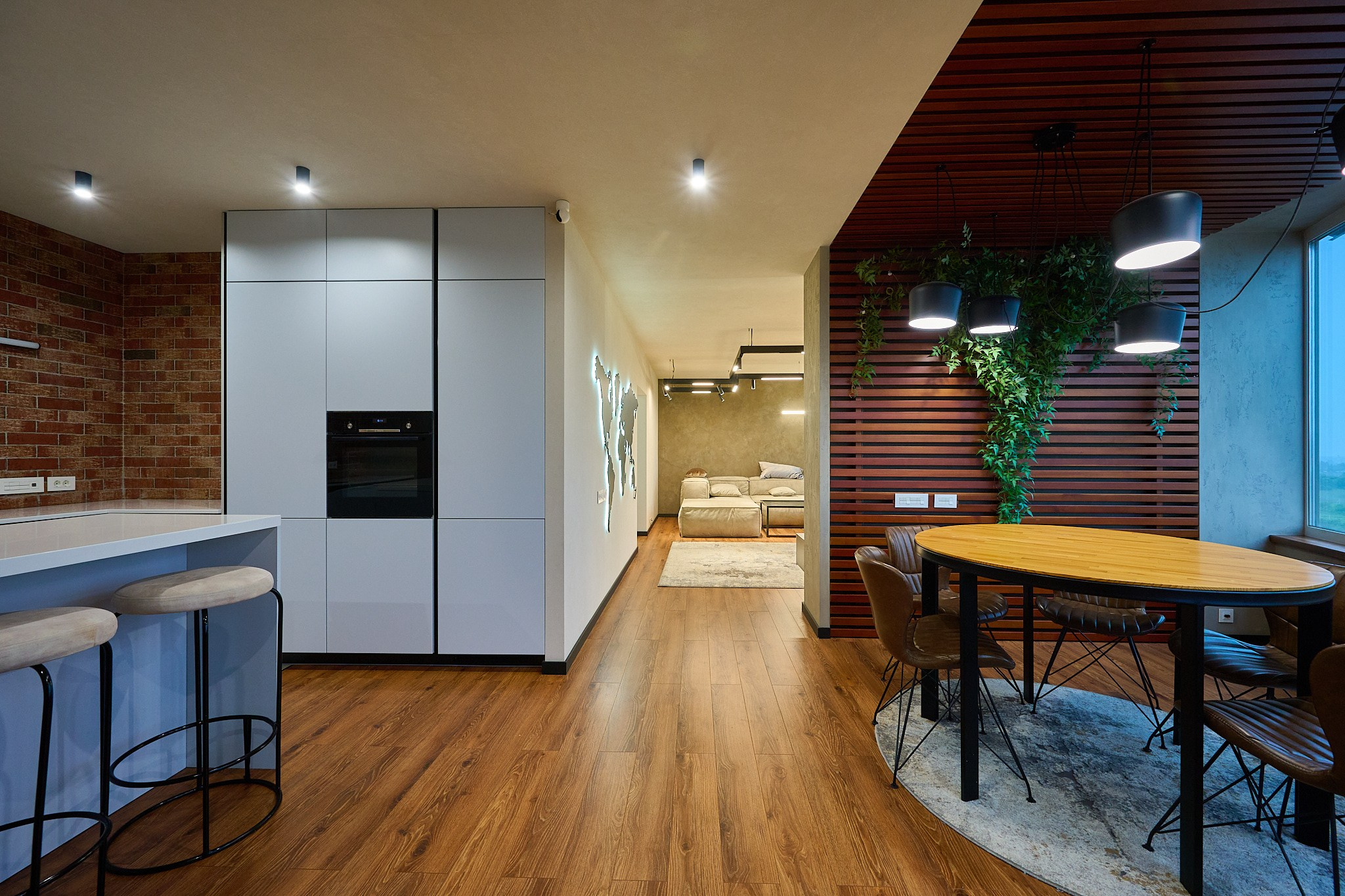 деревянный стол с черными ножками с интересным дизайном коричневым ламинатом 