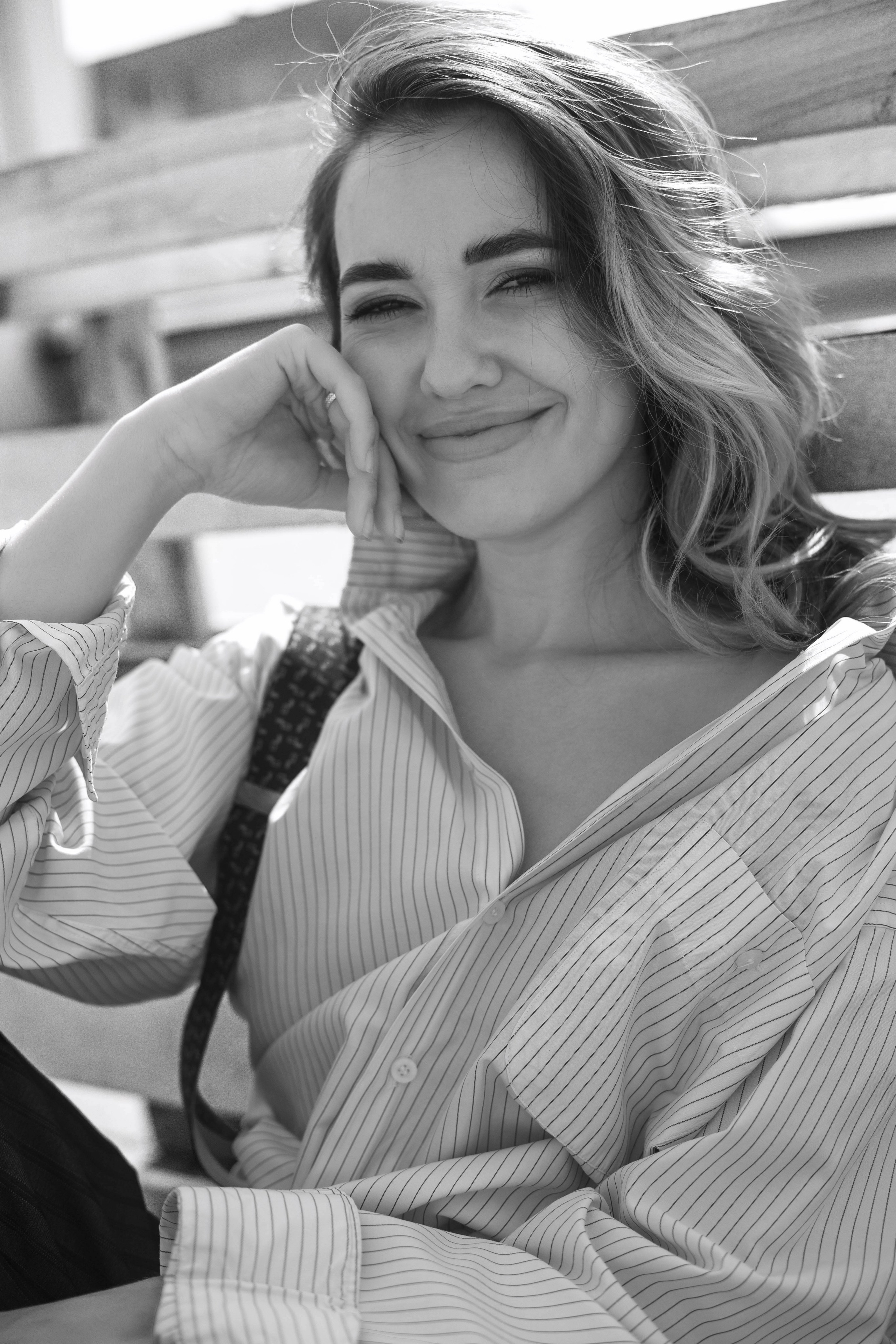 Монохромная фотография девушки в мужском костюме застилает взгляд зрителя элегантностью и изяществом. Одновременно сдержанная и провокационная, девушка в этой фотографии иллюстрирует вечную борьбу противоположностей, создавая потрясающе харизматичный образ. Екатеринбург фотосессии  Автор фотограф: Додров. Ph: dodrov.