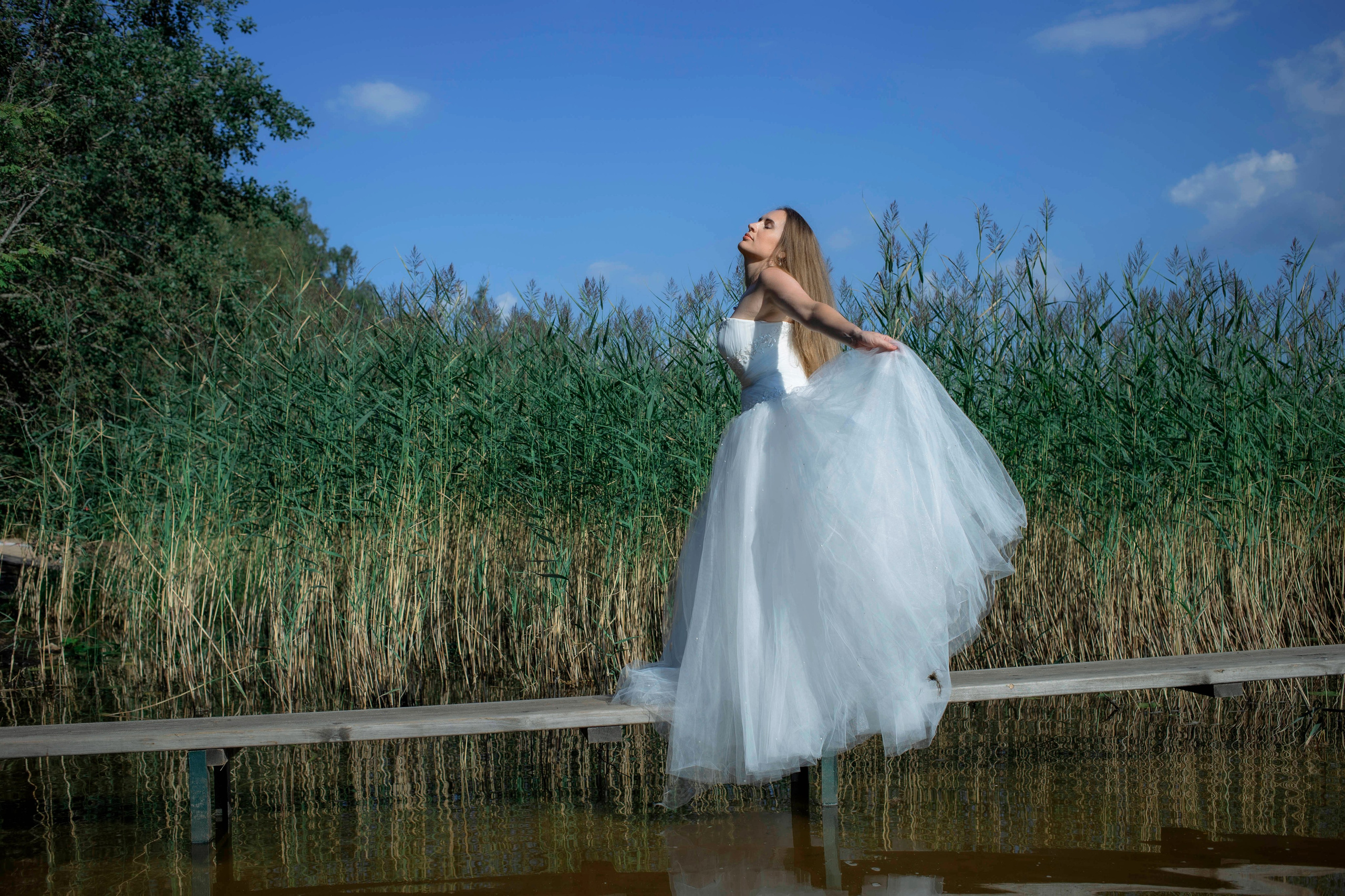 Вторая жизнь свадебного платья: фотосессия на озере под Санкт-Петербургом. Портретные фотосессии, контент-съемки, репортаж