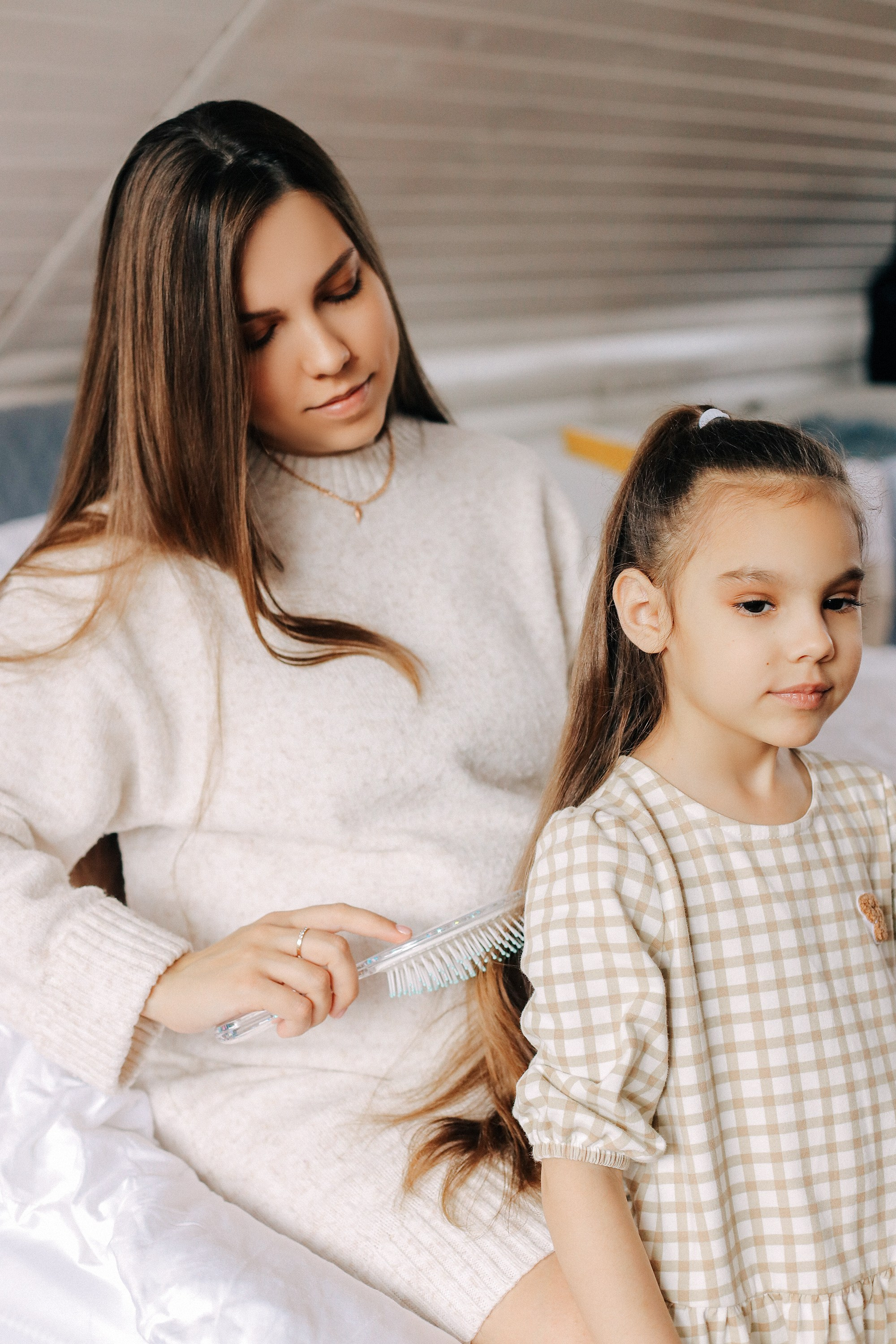 Мама в ожидании и дочка дома. Фотограф Кемерово