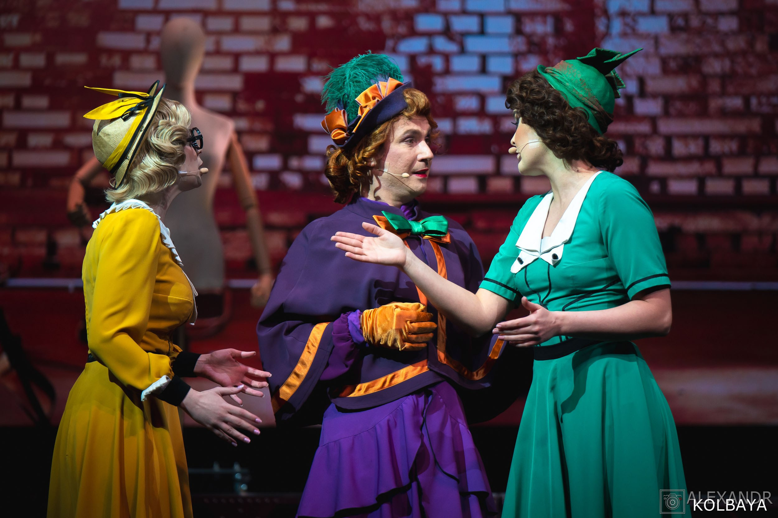 Фотографии со спектакля «Привет, я тетя Чарли». Концертный и театральный репортажный фотограф в Москве Александр Колбая