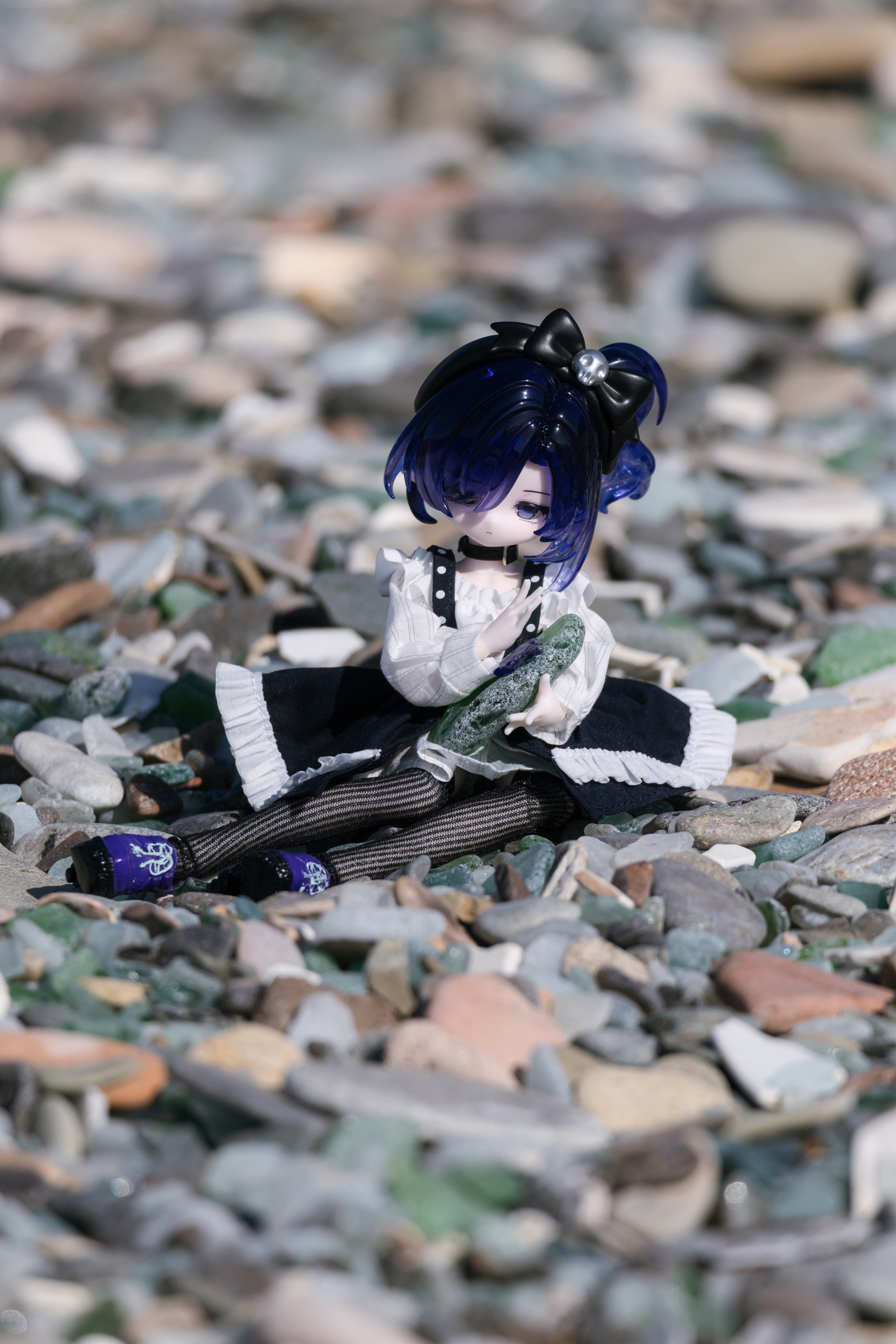 Бухта Стеклянная для съёмки предметки - пример фото с аниме фигуркой на пляже