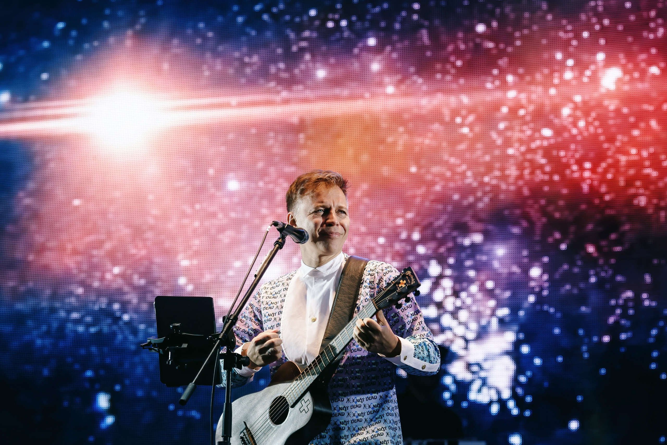 Выступление Ильи Лагутенко из группы Мумий Тролль во Владивостоке - репортажная съёмка на сцене