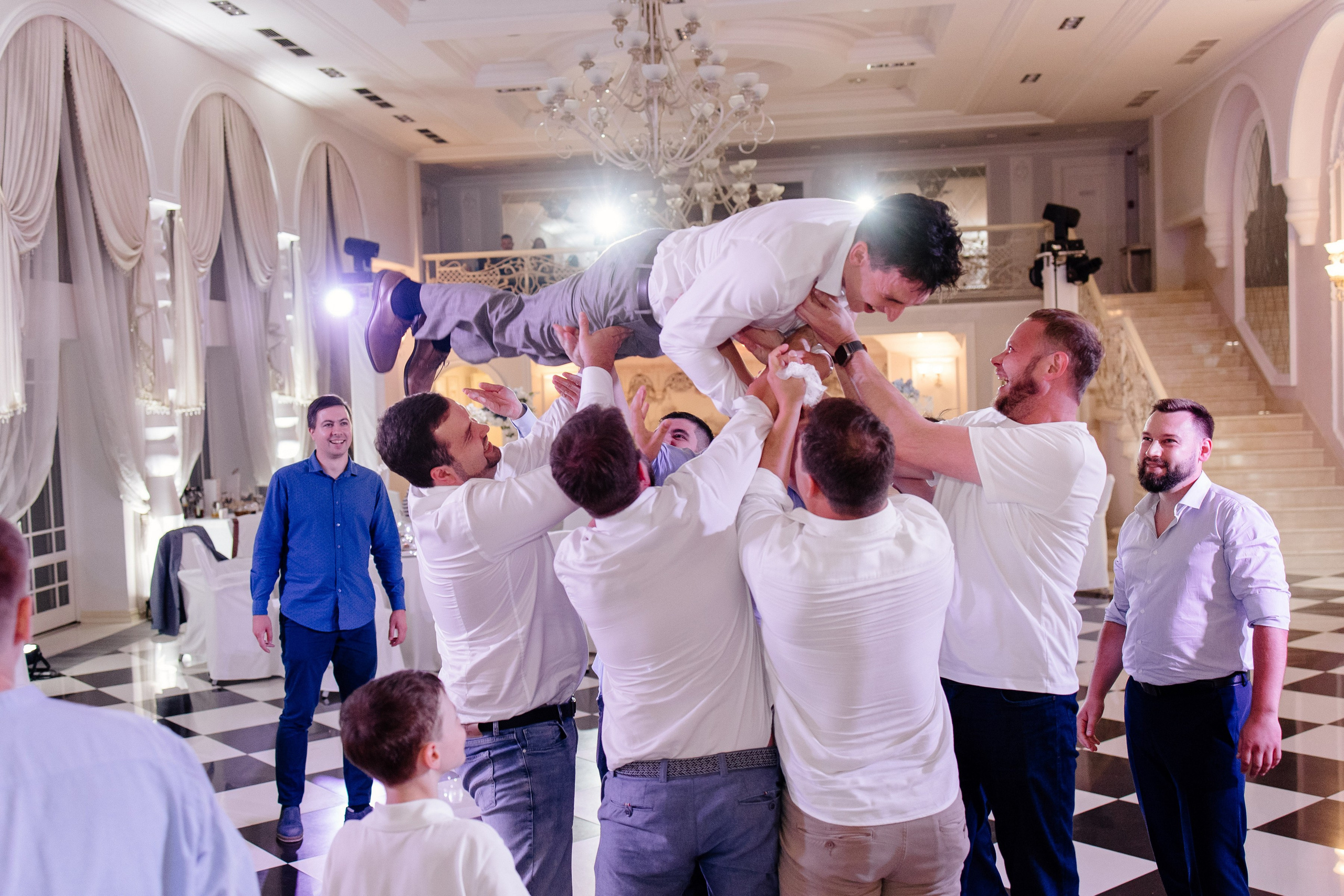 Свадебное утро в Hyatt Regency Хаятт Редженси, свадебная прогулка на Арме и банкет в О’Шалей. Свадебный и семейный фотограф Екатерина Иванова