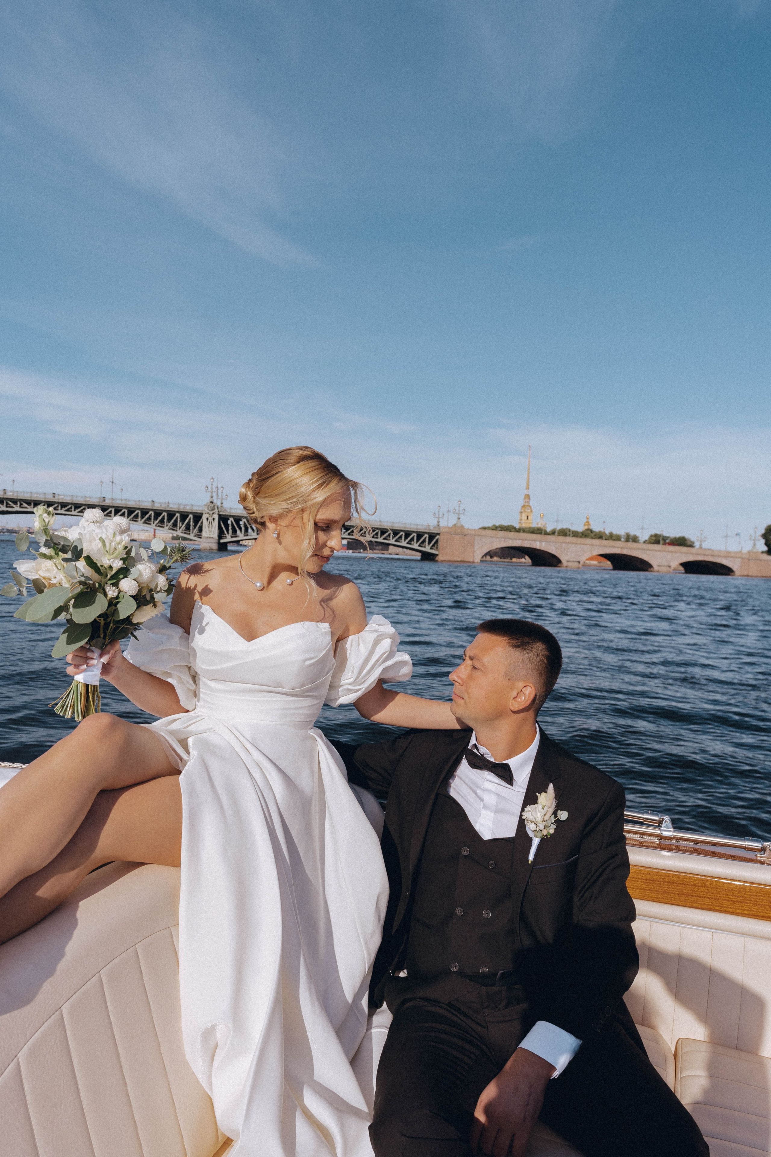 СВАДЕНБНАЯ СЬЕМКА НА КАТЕРЕ ПО КАНАЛАМ САНКТ-ПЕТЕРБУРГА И В АКВАТОРИИ НЕВЫ. Профессиональный фотограф, Санкт-Петербург — Виктория Богомолова