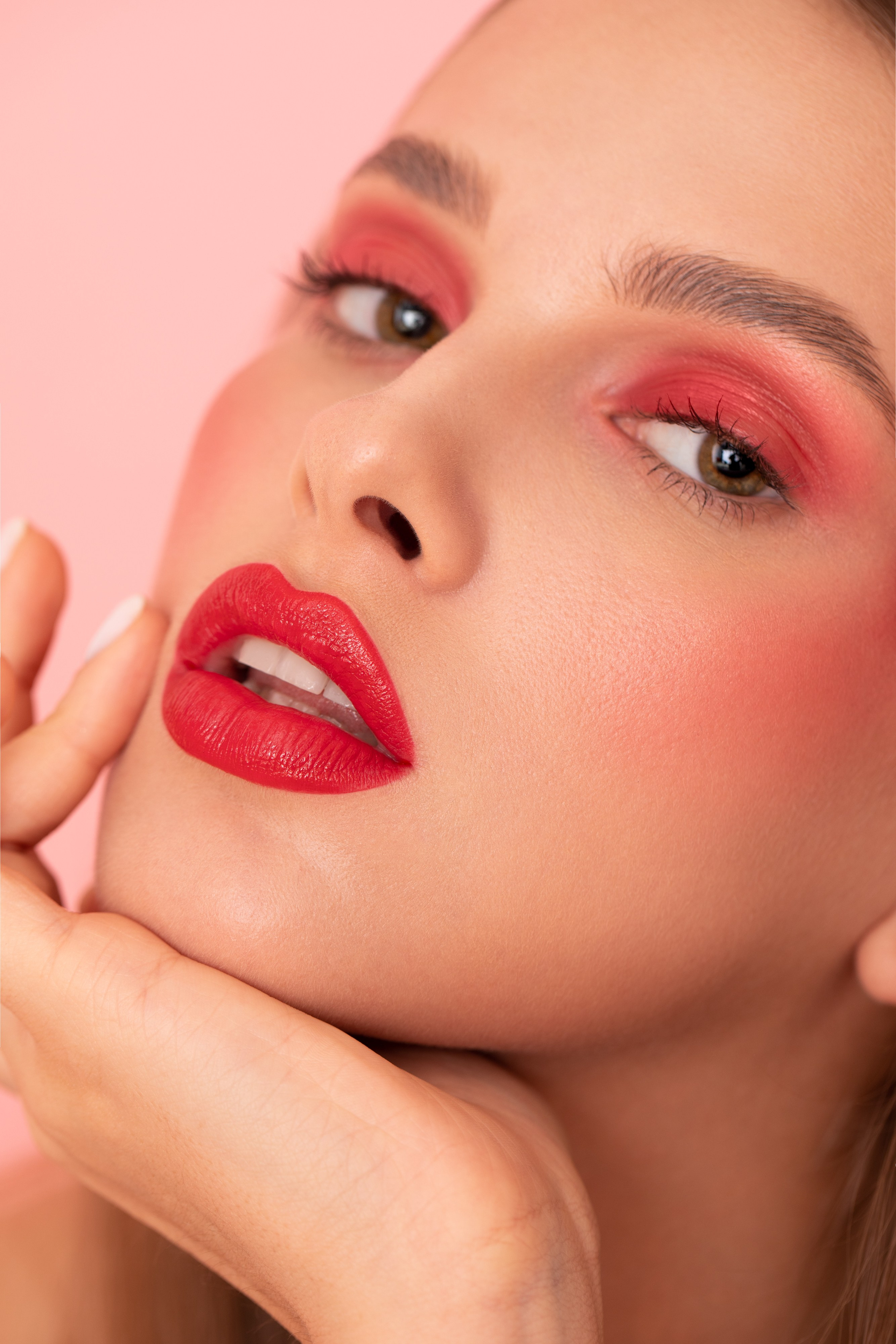 Съёмка косметики, парфюмерии, средств ухода (бьюти-бренды). Контент для визажистов, стилистов, блогеров. Рекламный фотограф Ксения Вершинина | Москва