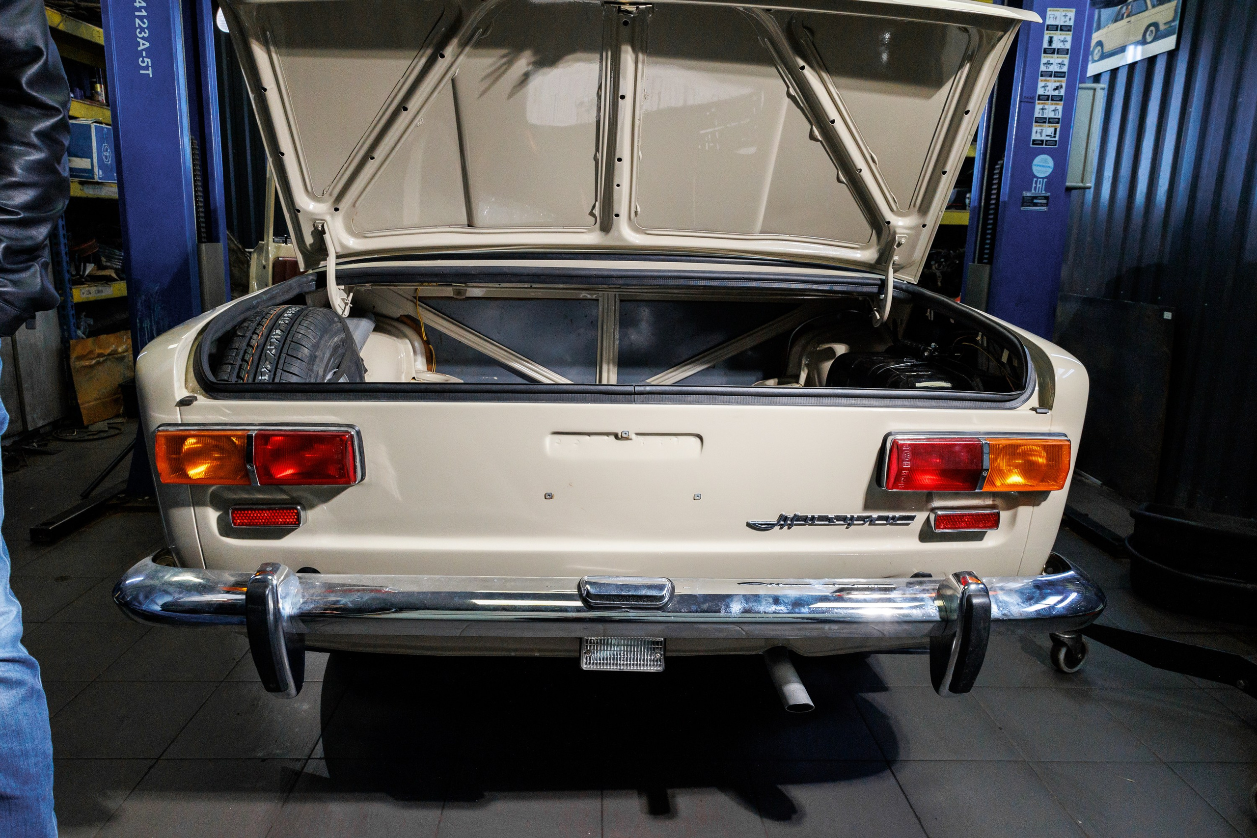 Автомобильная фотосъемка ВАЗ 2101 после реставрации в Бюро "Наследие"