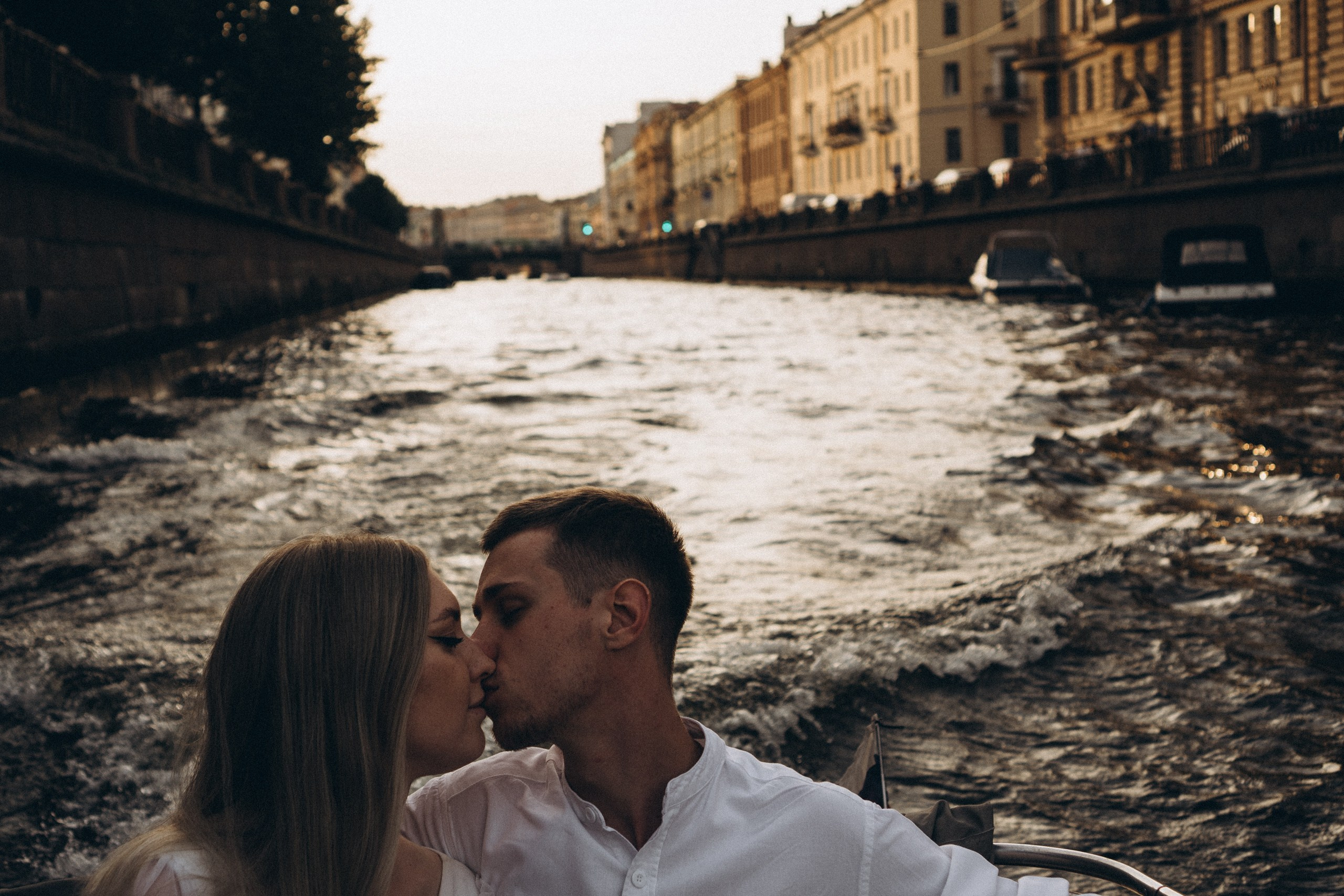 СВАДЕНБНАЯ СЬЕМКА НА КАТЕРЕ ПО КАНАЛАМ САНКТ-ПЕТЕРБУРГА И В АКВАТОРИИ НЕВЫ. Профессиональный фотограф, Санкт-Петербург — Виктория Богомолова