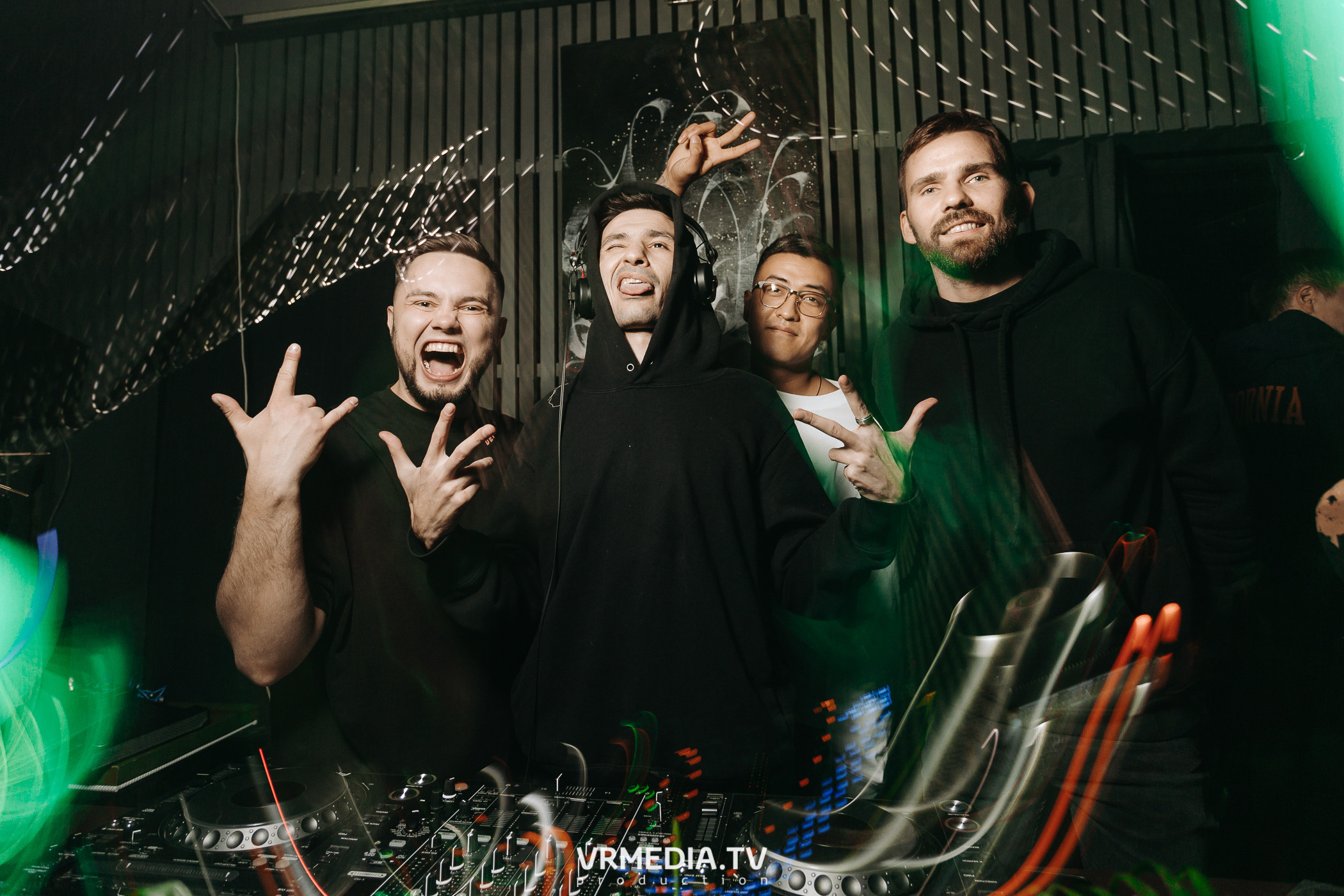 11 FRIENDS OF CHAO. Grotesque (SPB)