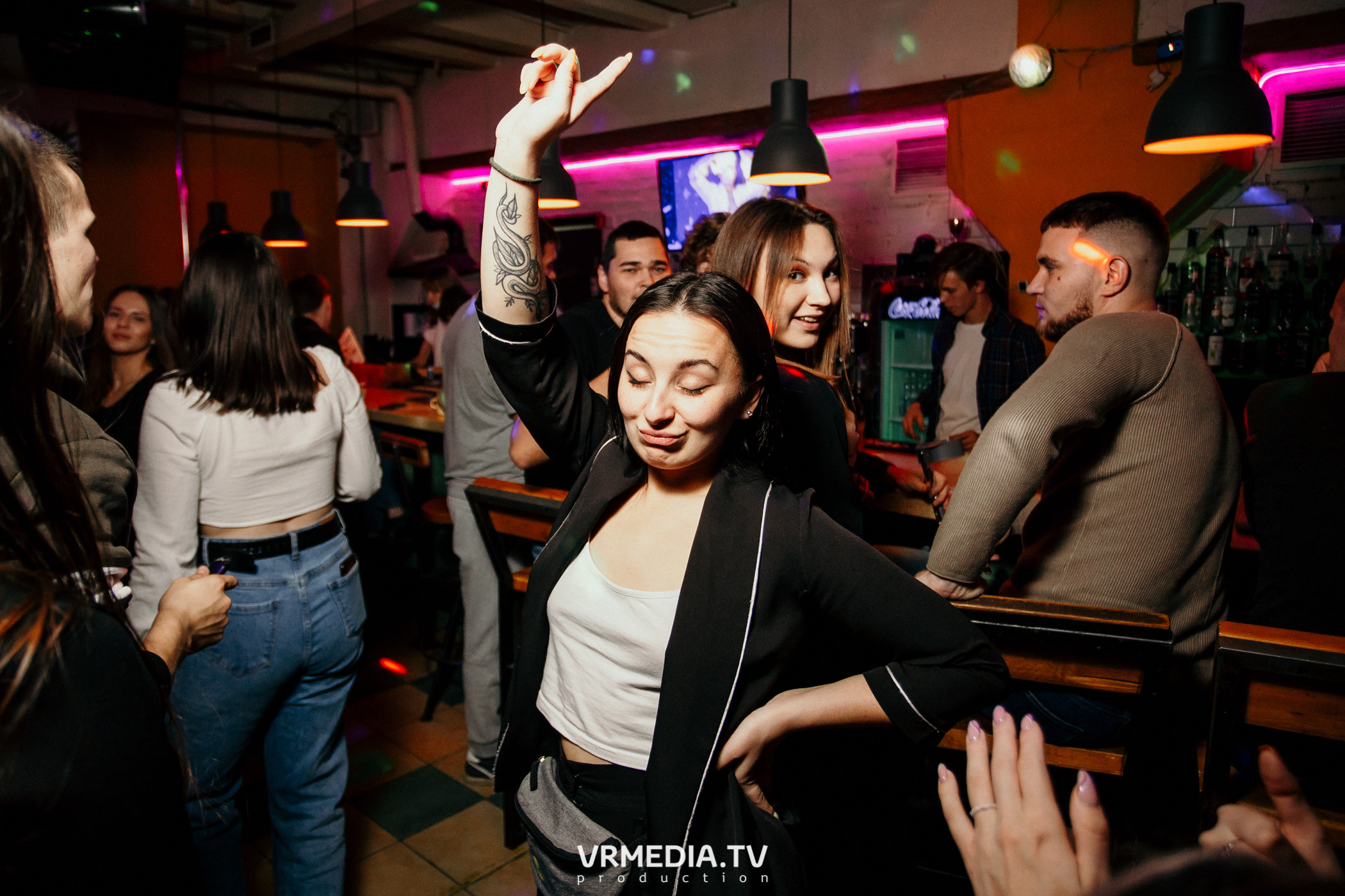 Выходные в баре «Cosmo»