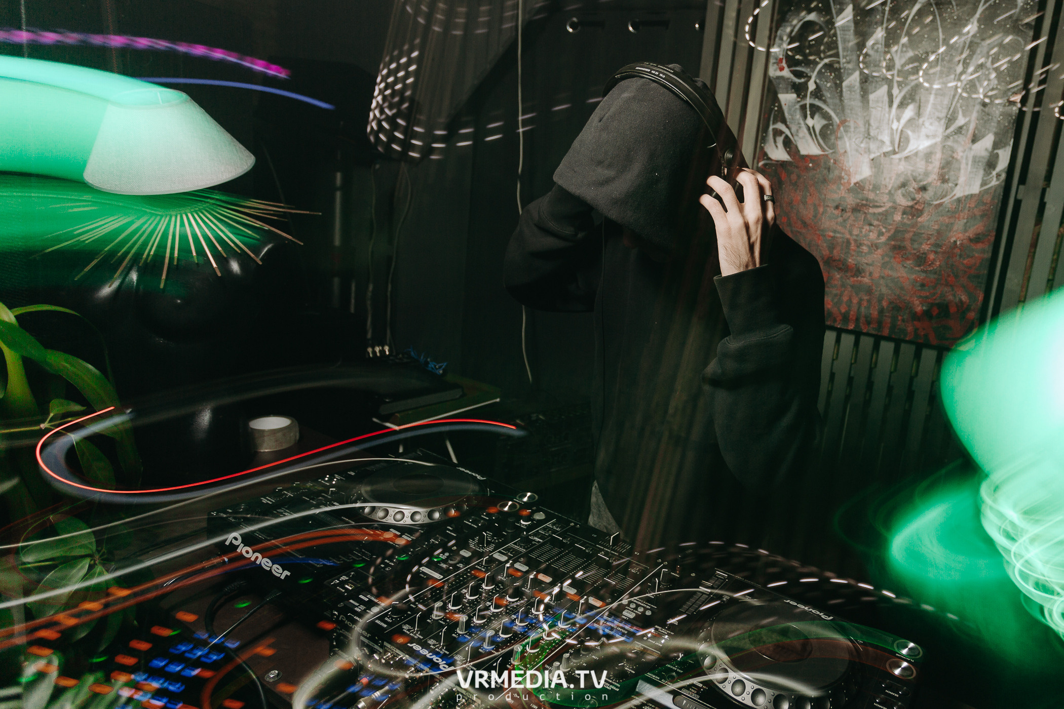 11 FRIENDS OF CHAO. Grotesque (SPB)