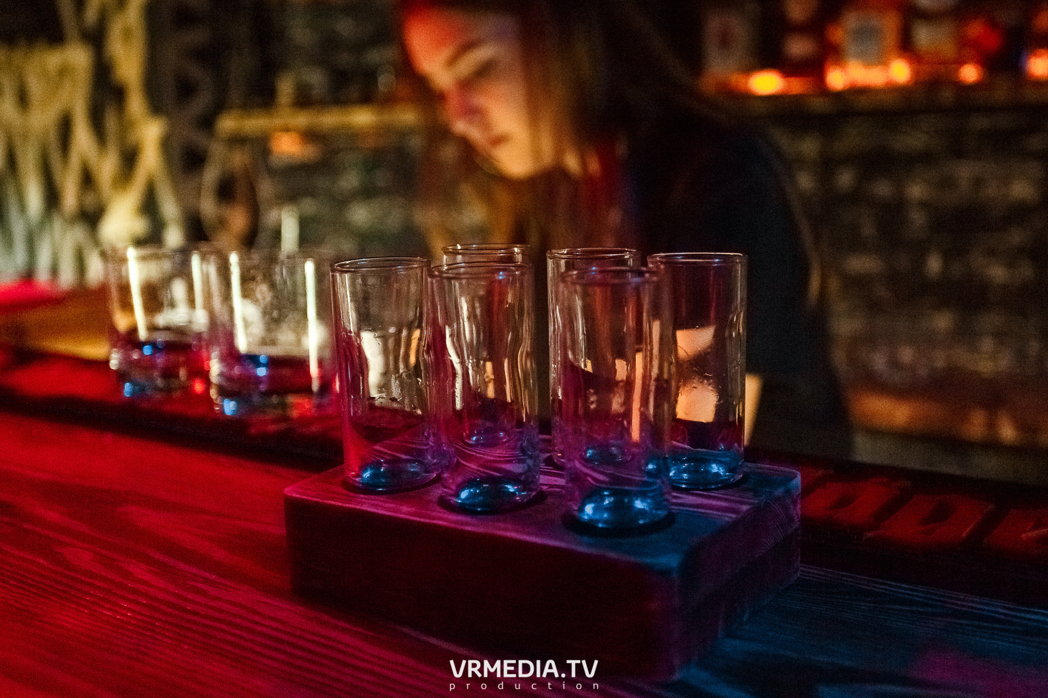 Выходные в баре «Глотай»