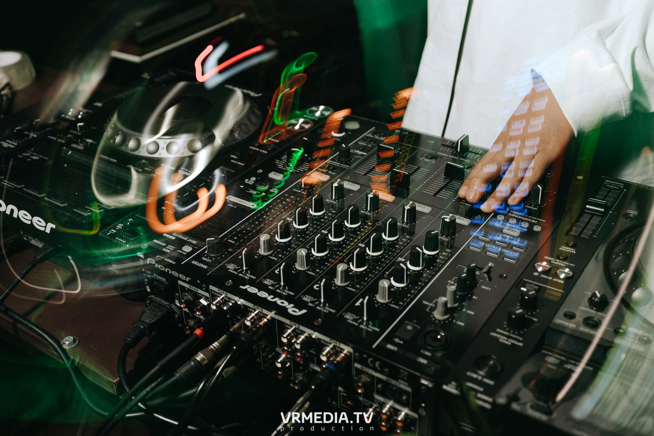 11 FRIENDS OF CHAO. Grotesque (SPB)