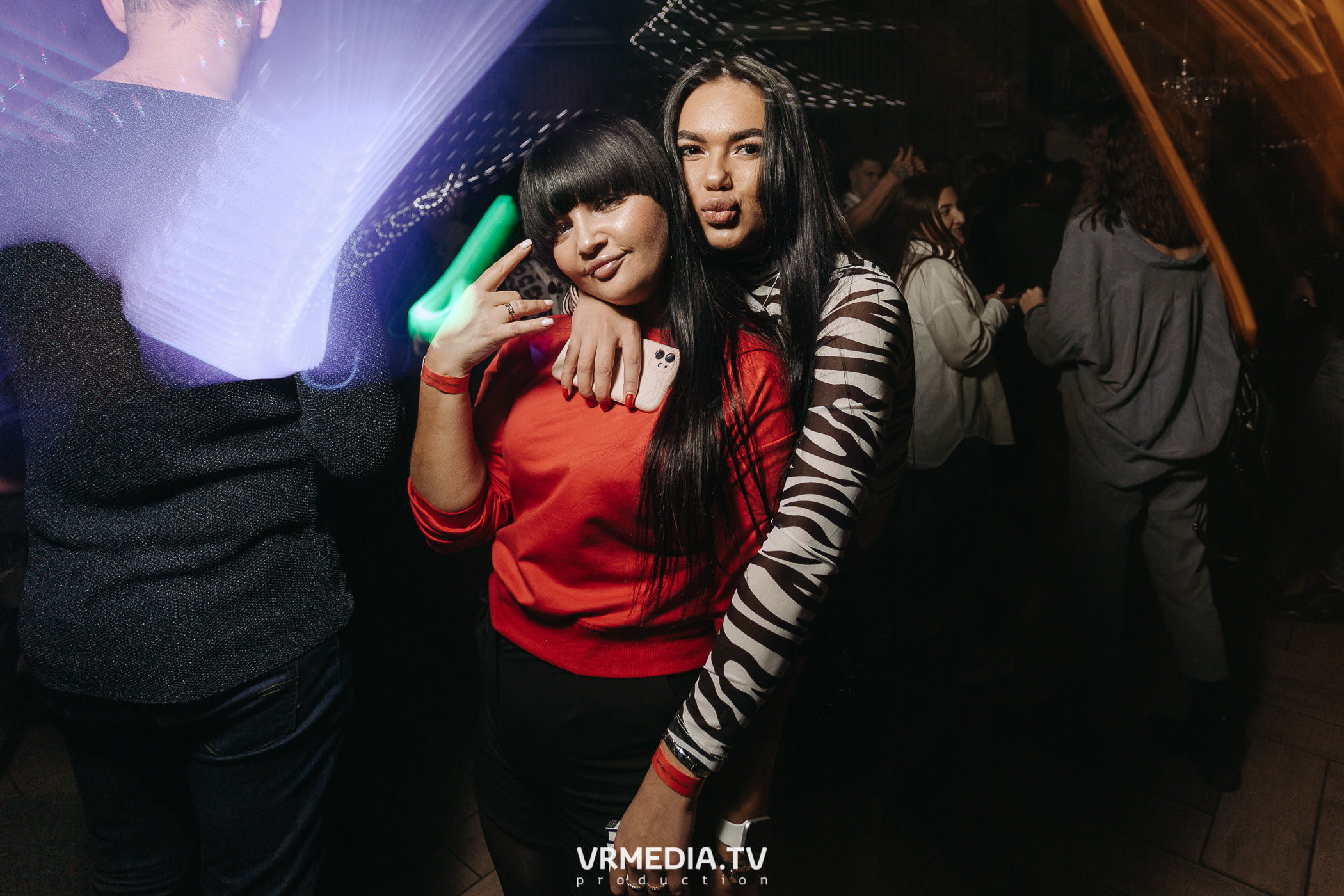 11 FRIENDS OF CHAO. Grotesque (SPB)