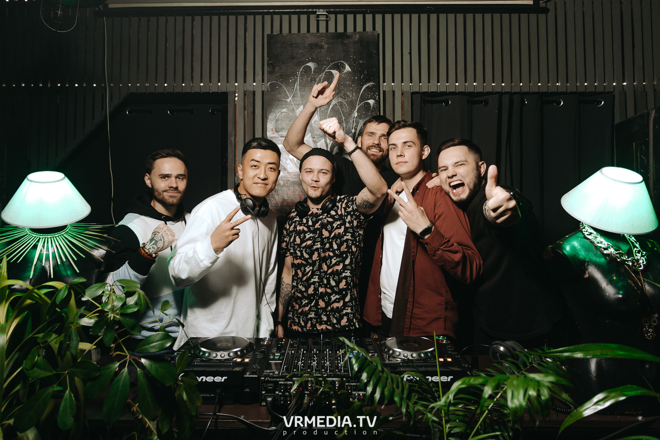 11 FRIENDS OF CHAO. Grotesque (SPB)