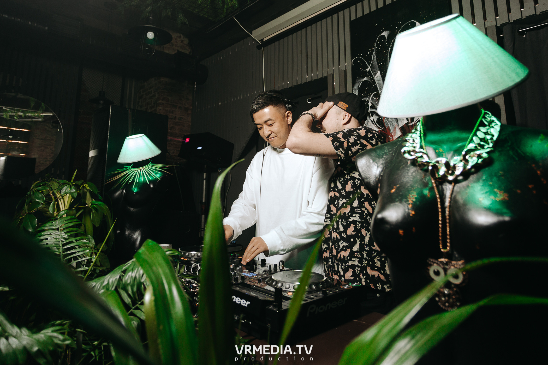 11 FRIENDS OF CHAO. Grotesque (SPB)