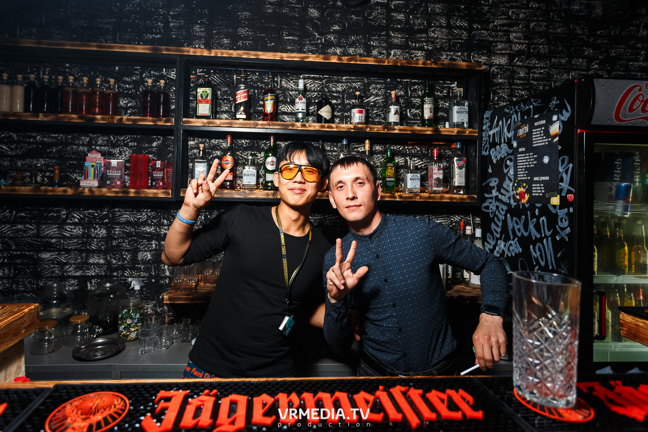 Выходные в баре «Глотай»